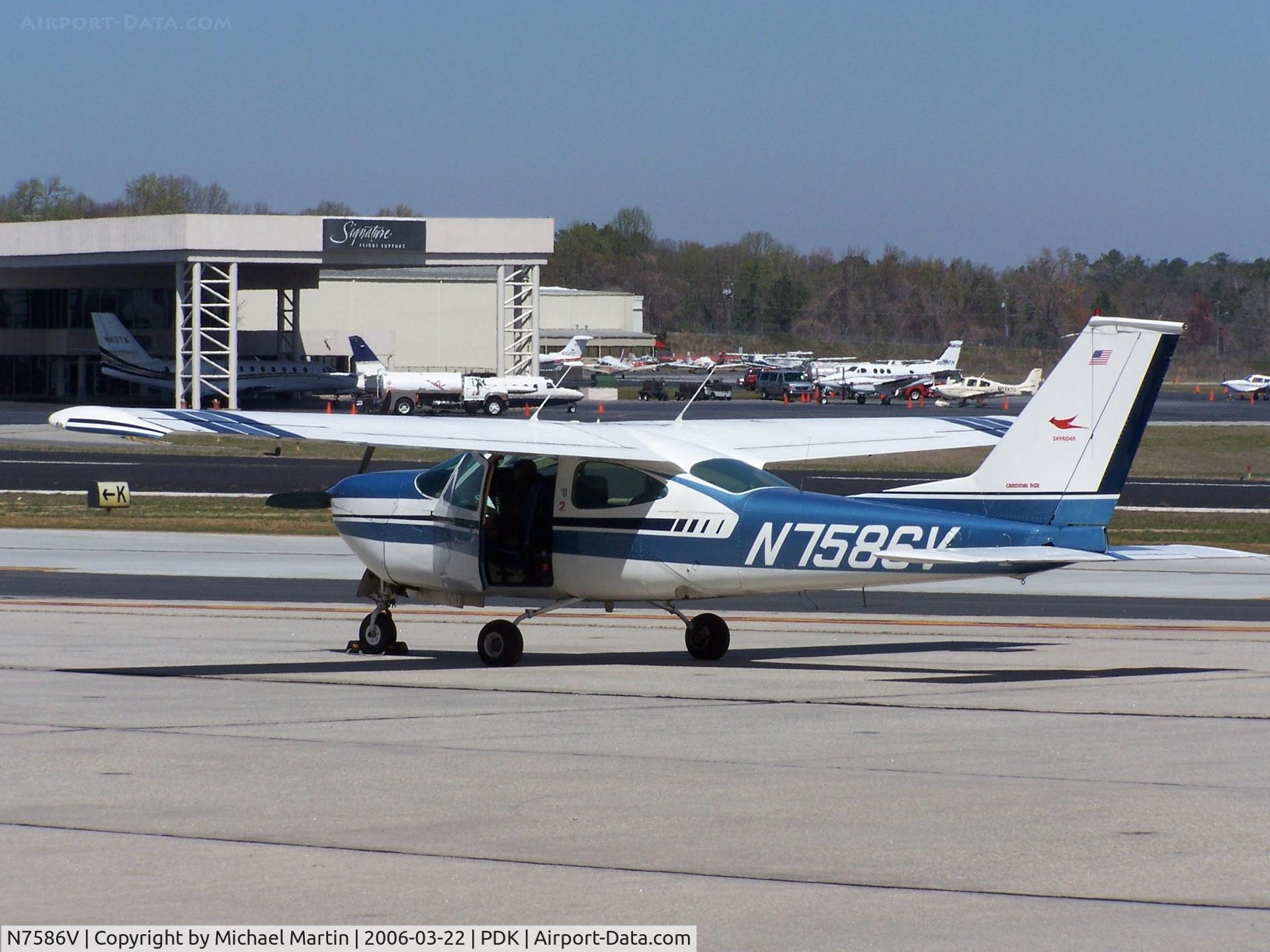 N7586V, 1976 Cessna 177RG Cardinal C/N 177RG0877, Tied down @ Epps