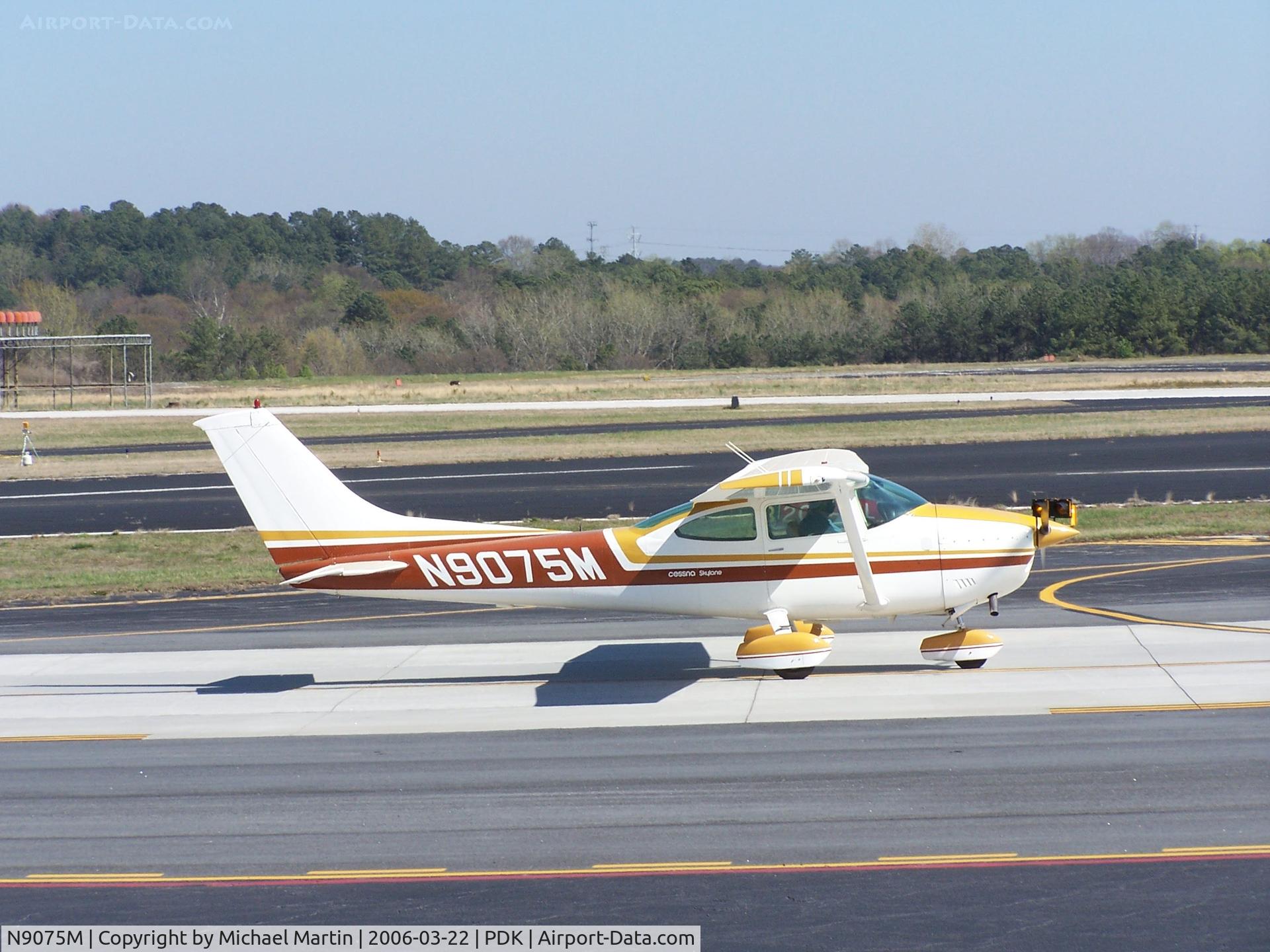 N9075M, 1976 Cessna 182P Skylane C/N 18264668, Taxing to Runway 2L