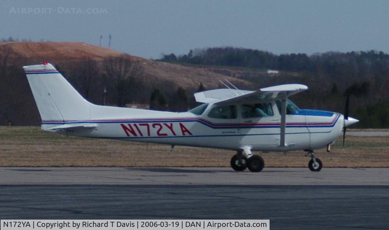 N172YA, 1981 Cessna 172P C/N 17275080, Coming in at Danville Regional