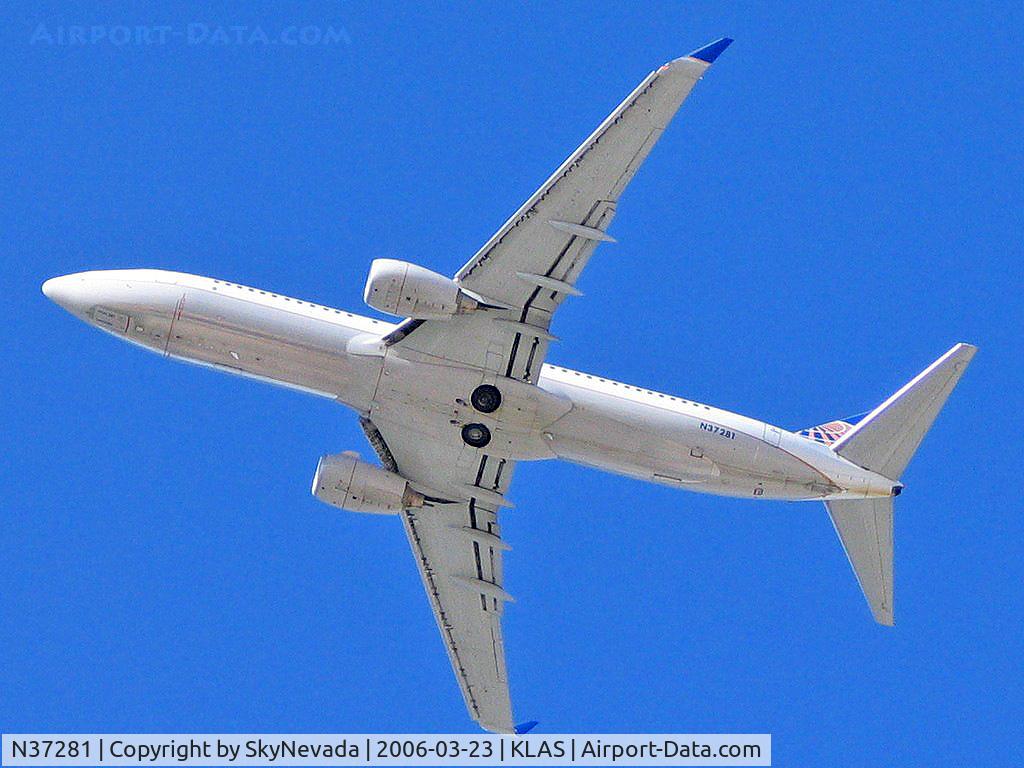 N37281, 2003 Boeing 737-824 C/N 31599, Continental Airlines / Boeing 737-824 / I finally went out to stand at the end of the runway - further away then I'd like but oh well.