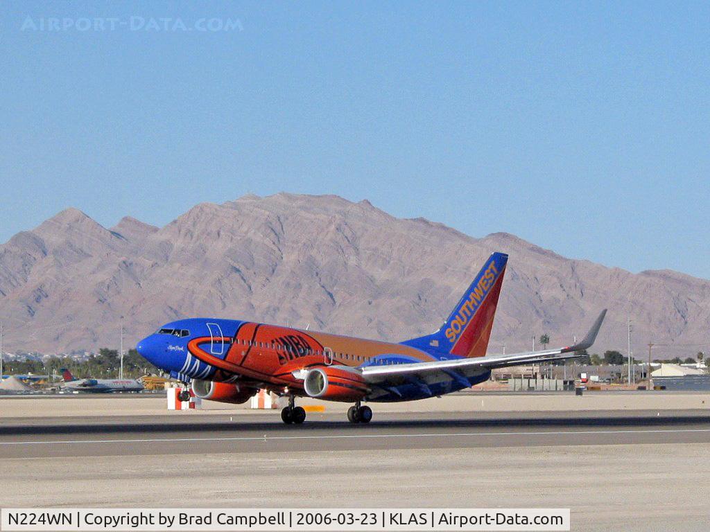 N224WN, 2005 Boeing 737-7H4 C/N 32493, Southwest Airlines - 'Slam Dunk' / 2005 Boeing 737-7H4