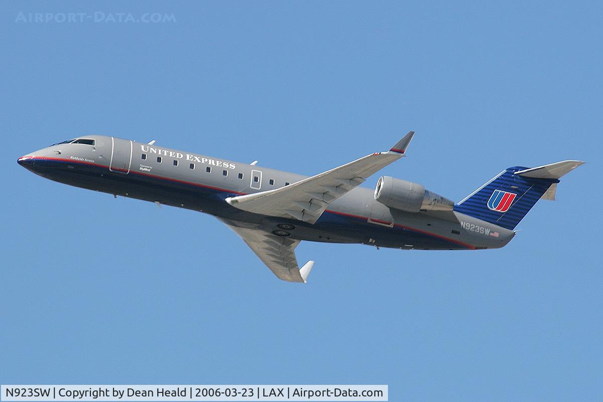 N923SW, 2002 Bombardier CRJ-200LR (CL-600-2B19) C/N 7664, United Express N923SW (FLT SKW6505) departing LAX RWY 25R enroute to Metropolitan Oakland International Airport (KOAK) - Oakland, California.