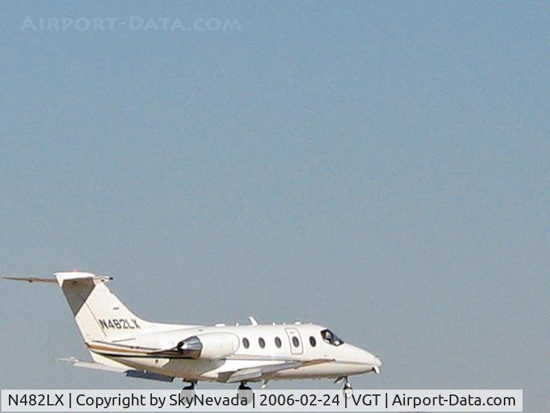 N482LX, 2005 Raytheon Hawker 400XP C/N RK-413, Flight Options / Raytheon Aircraft Company 400A / Shot @ 16x - Viewfinder not centered...sorry.