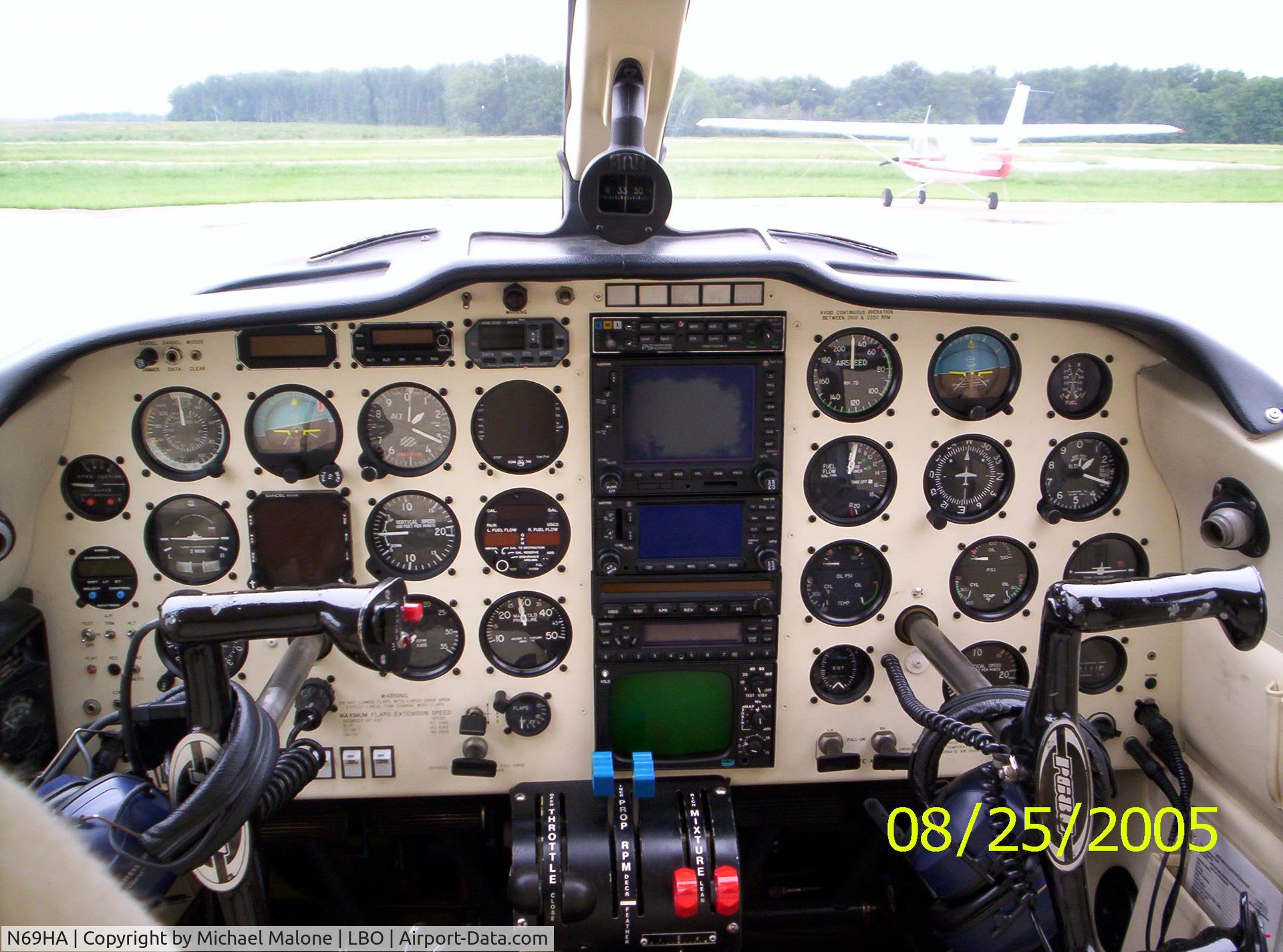 N69HA, 1990 Partenavia P-68C C/N 373, Panel