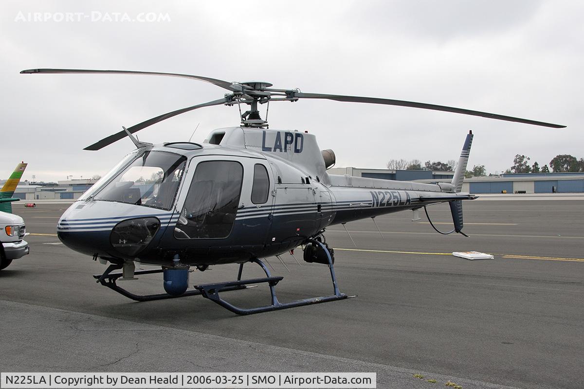 N225LA, 2000 Eurocopter AS-350B-2 Ecureuil C/N 3308, N225LA of the Los Angeles Police Department (LAPD) Air Support Division (ASD) on display at Santa Monica Municipal Airport (KSMO).
