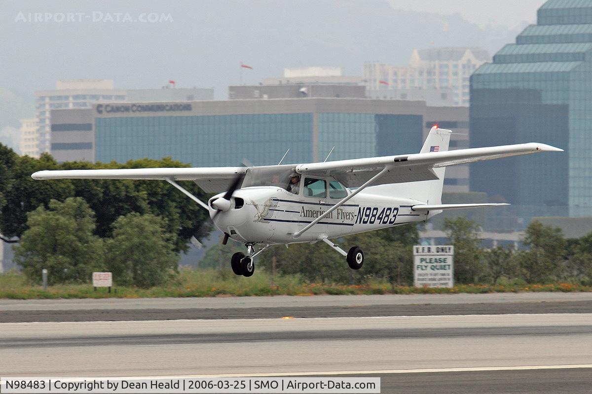 N98483, 1985 Cessna 172P C/N 17276298, American Flyers N98483 (Cessna 172P) landing RWY 21 at Santa Monica Municipal Airport (KSMO).
