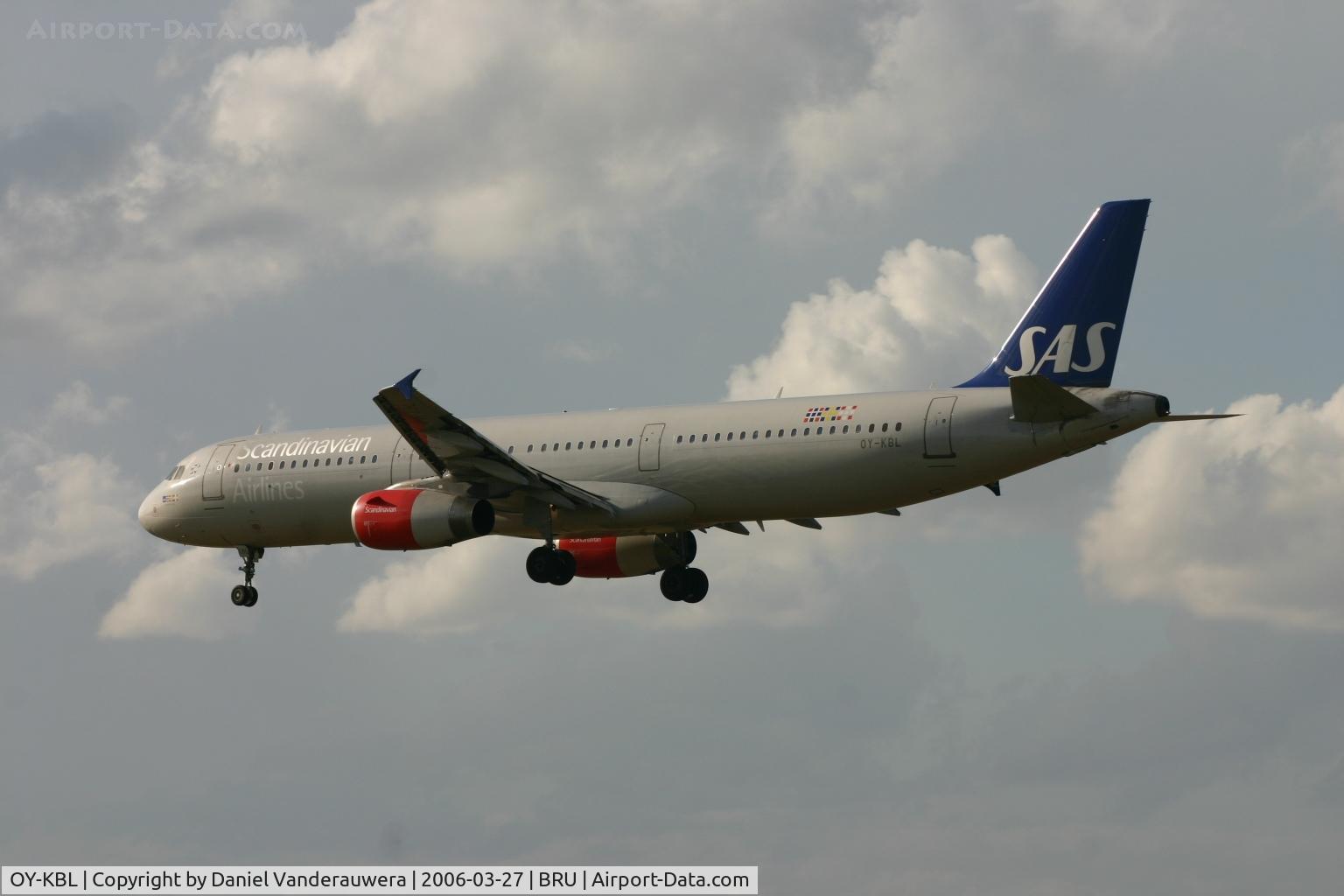 OY-KBL, 2001 Airbus A321-232 C/N 1619, short to land on RWY 25L
