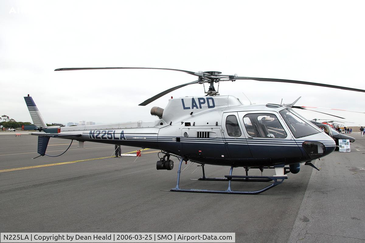 N225LA, 2000 Eurocopter AS-350B-2 Ecureuil C/N 3308, N225LA of the Los Angeles Police Department (LAPD) Air Support Division (ASD) on display at Santa Monica Municipal Airport (KSMO).