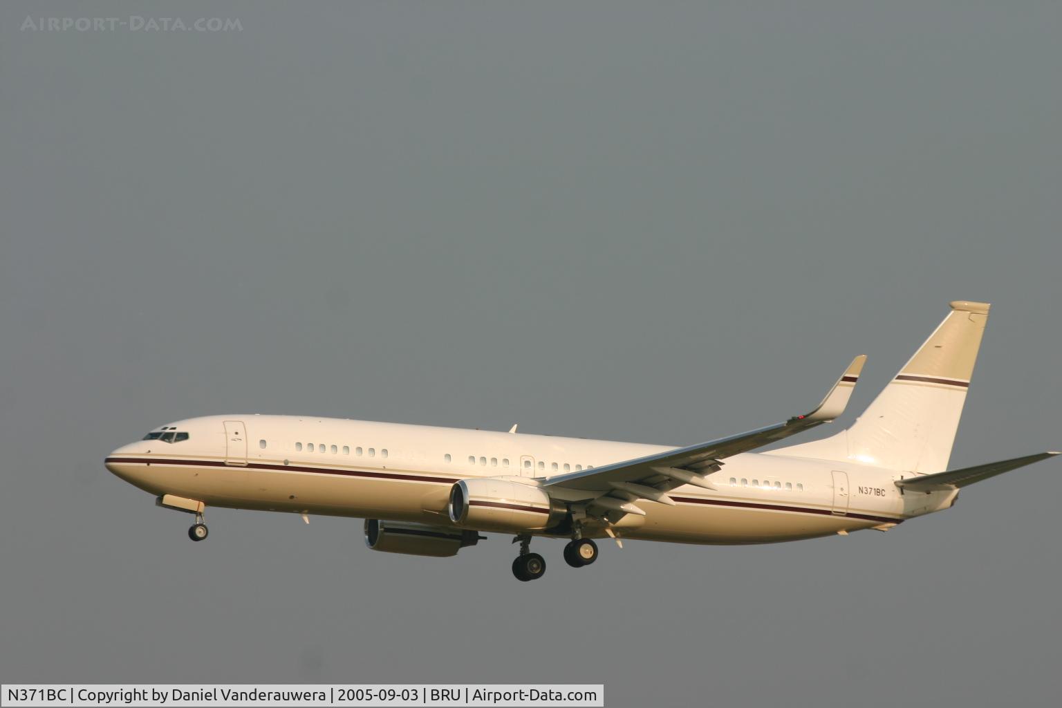 N371BC, 2001 Boeing 737-8EF/W BBJ C/N 32971, arrival at dusk on rnw 02