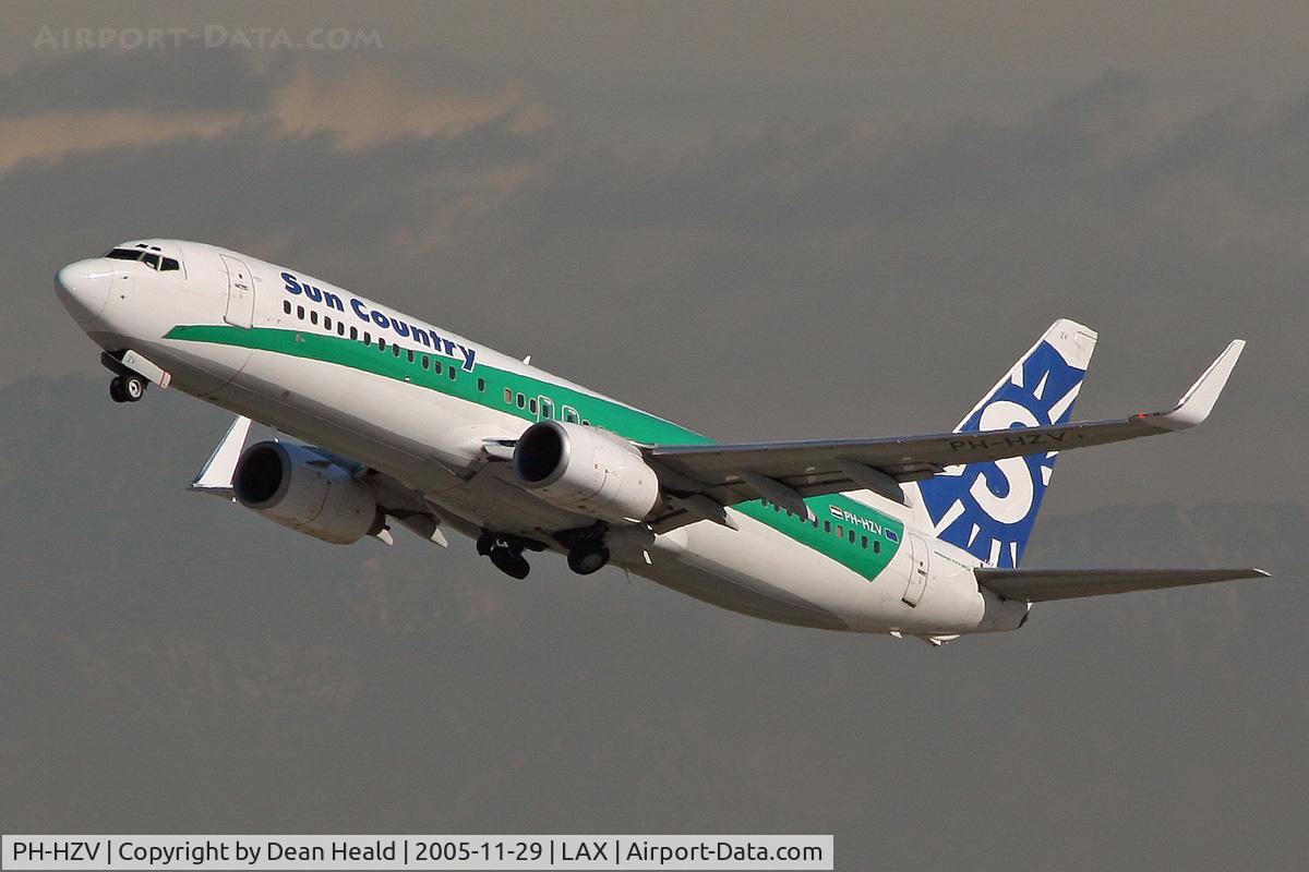 PH-HZV, 2002 Boeing 737-8K2 C/N 30650, Sun Country PH-HZV departing LAX RWY 25R.