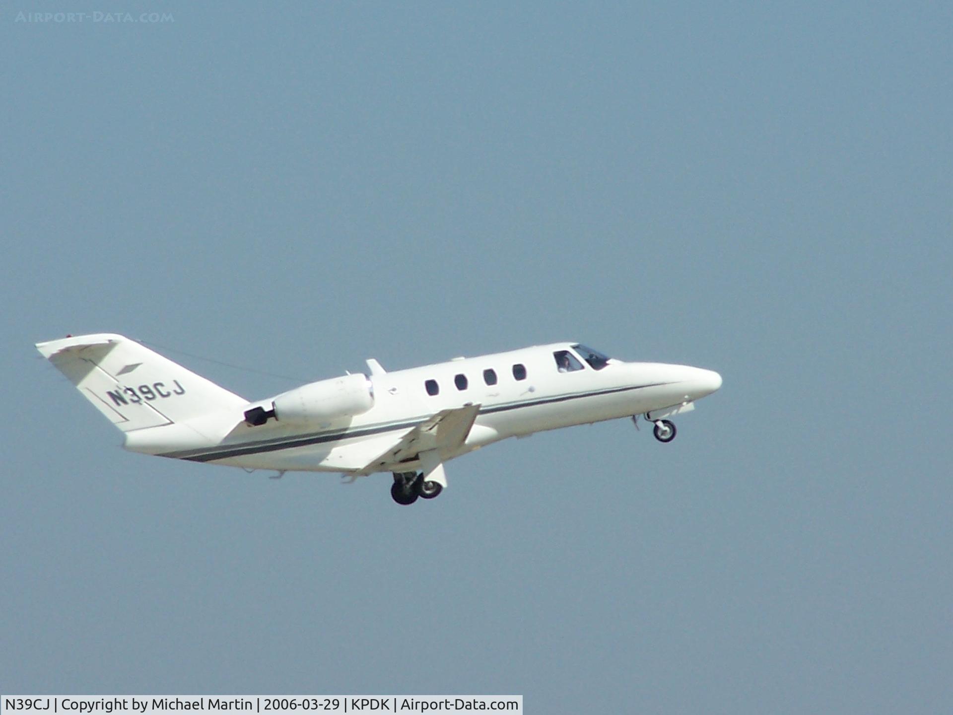 N39CJ, 1993 Cessna 525 CitationJet CJ1 C/N 525-0039, Departing PDK - Starting to rotate gear.