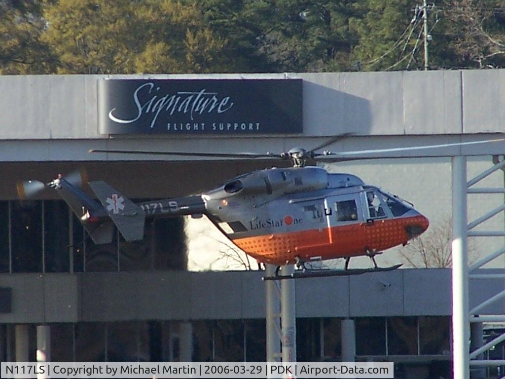 N117LS, 1986 Eurocopter-Kawasaki BK-117A-4 C/N 7113, Life Star One in front of Signature Flight Services