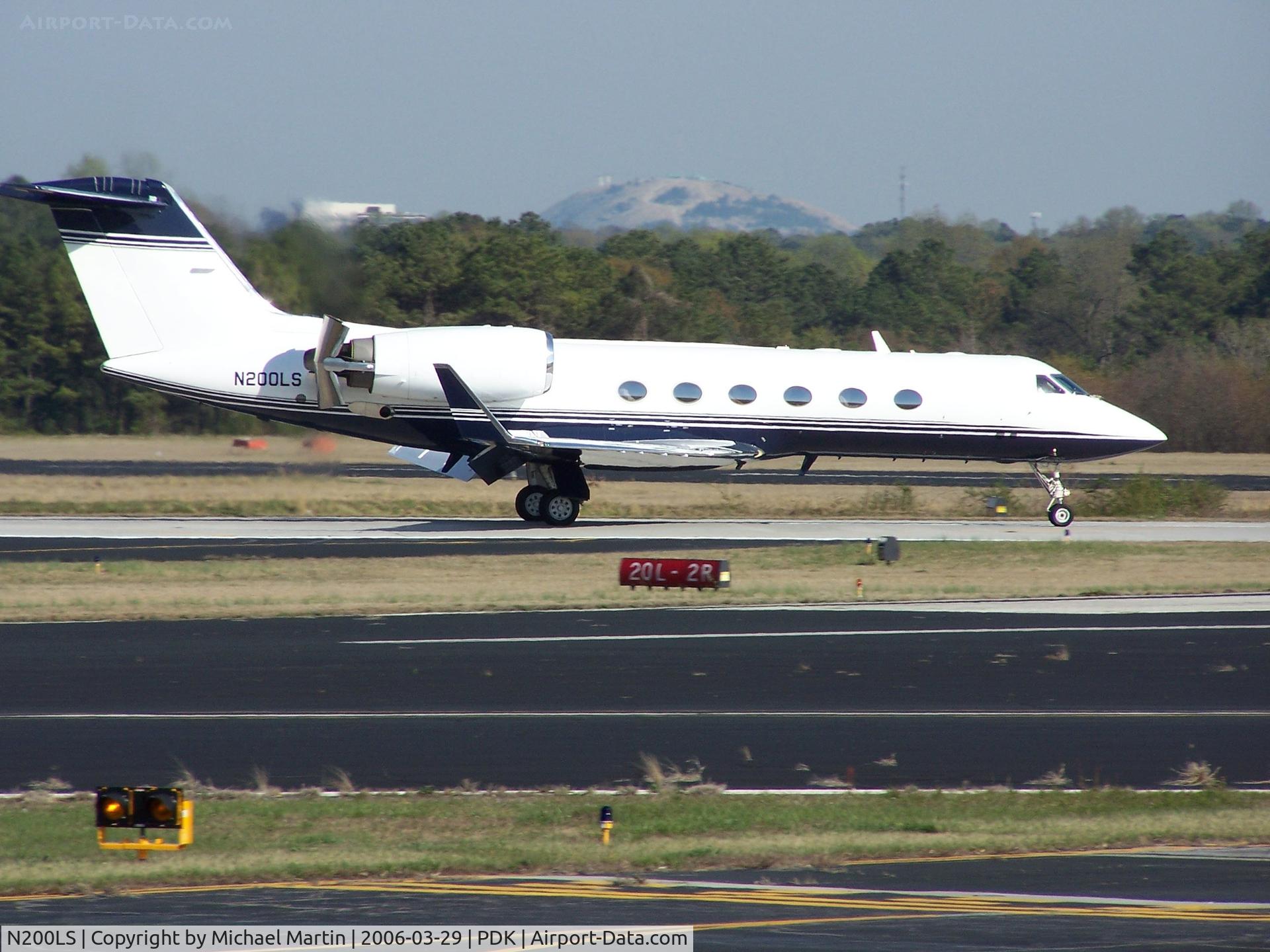 N200LS, 2001 Gulfstream Aerospace G-IV C/N 1449, Landing PDK on 20L with airbrakes extended
