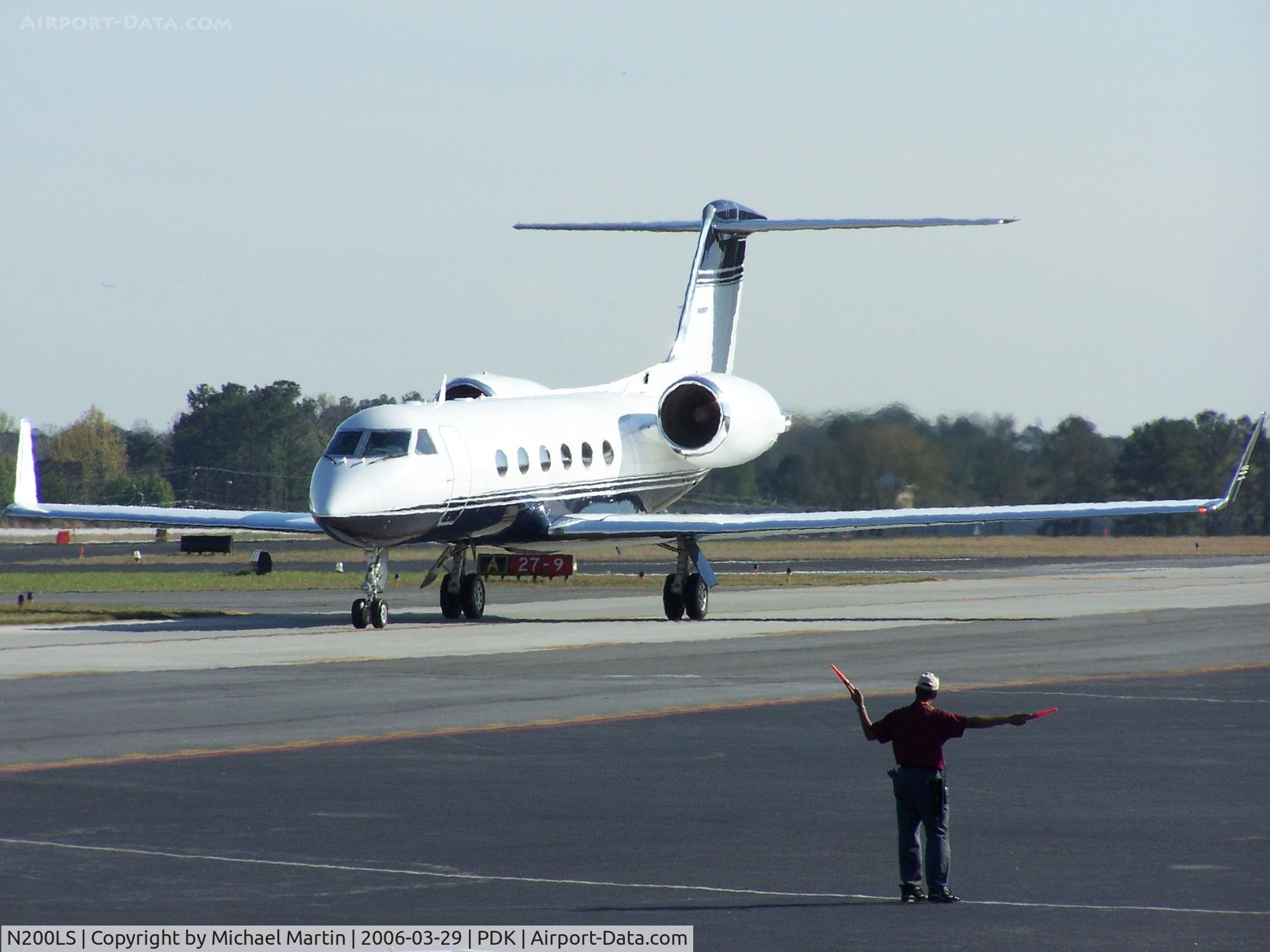 N200LS, 2001 Gulfstream Aerospace G-IV C/N 1449, Taxing to Mercury Air Center - Damn Big Jet!