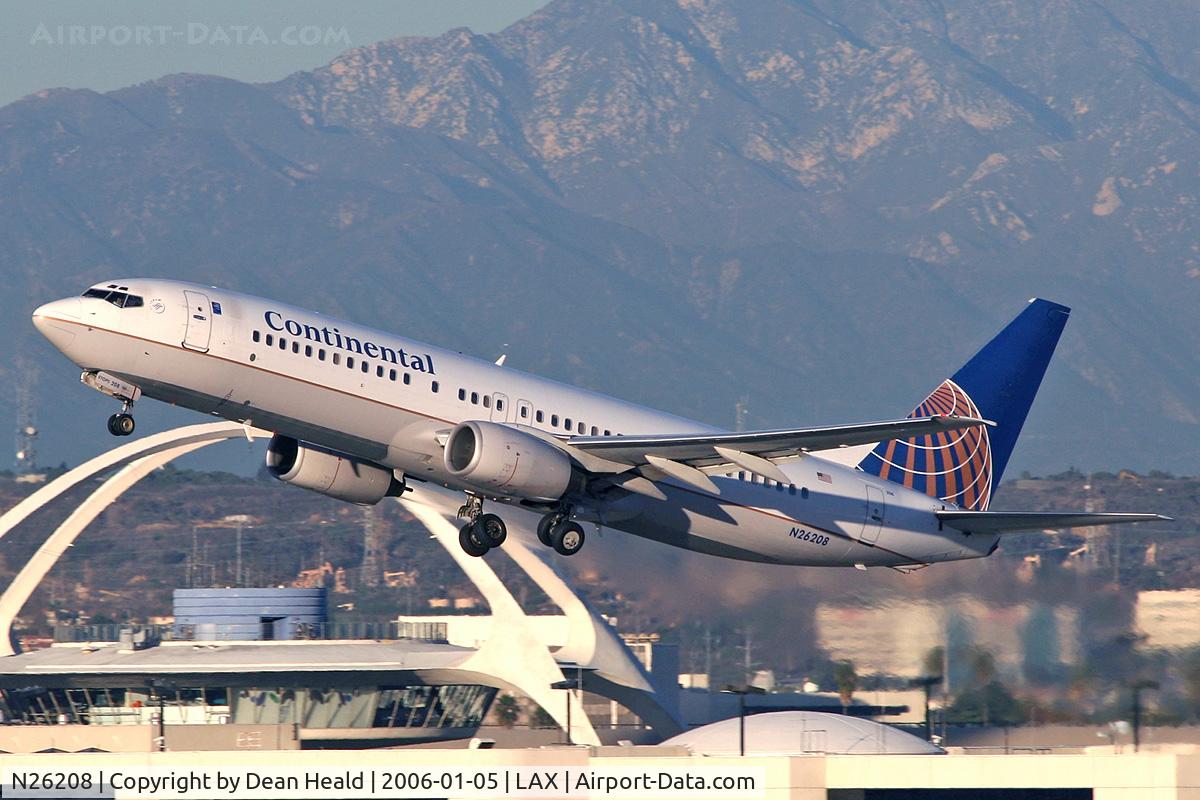 N26208, 2000 Boeing 737-824 C/N 30580, Continental Airlines N26208 departing LAX RWY 25R on a late afternoon in January 2006.