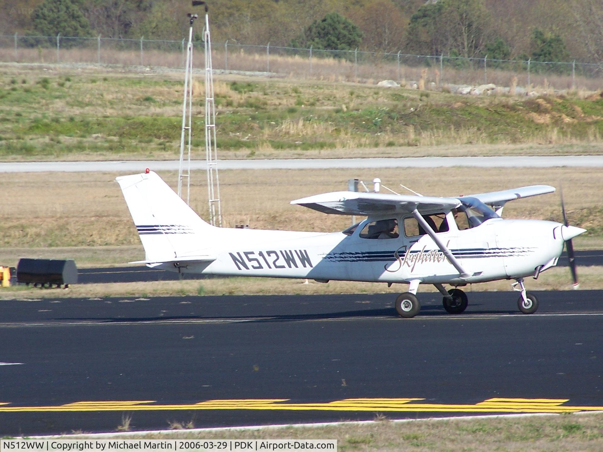 N512WW, 1998 Cessna 172R C/N 17280399, Doing duty as Metro Traffic's 
