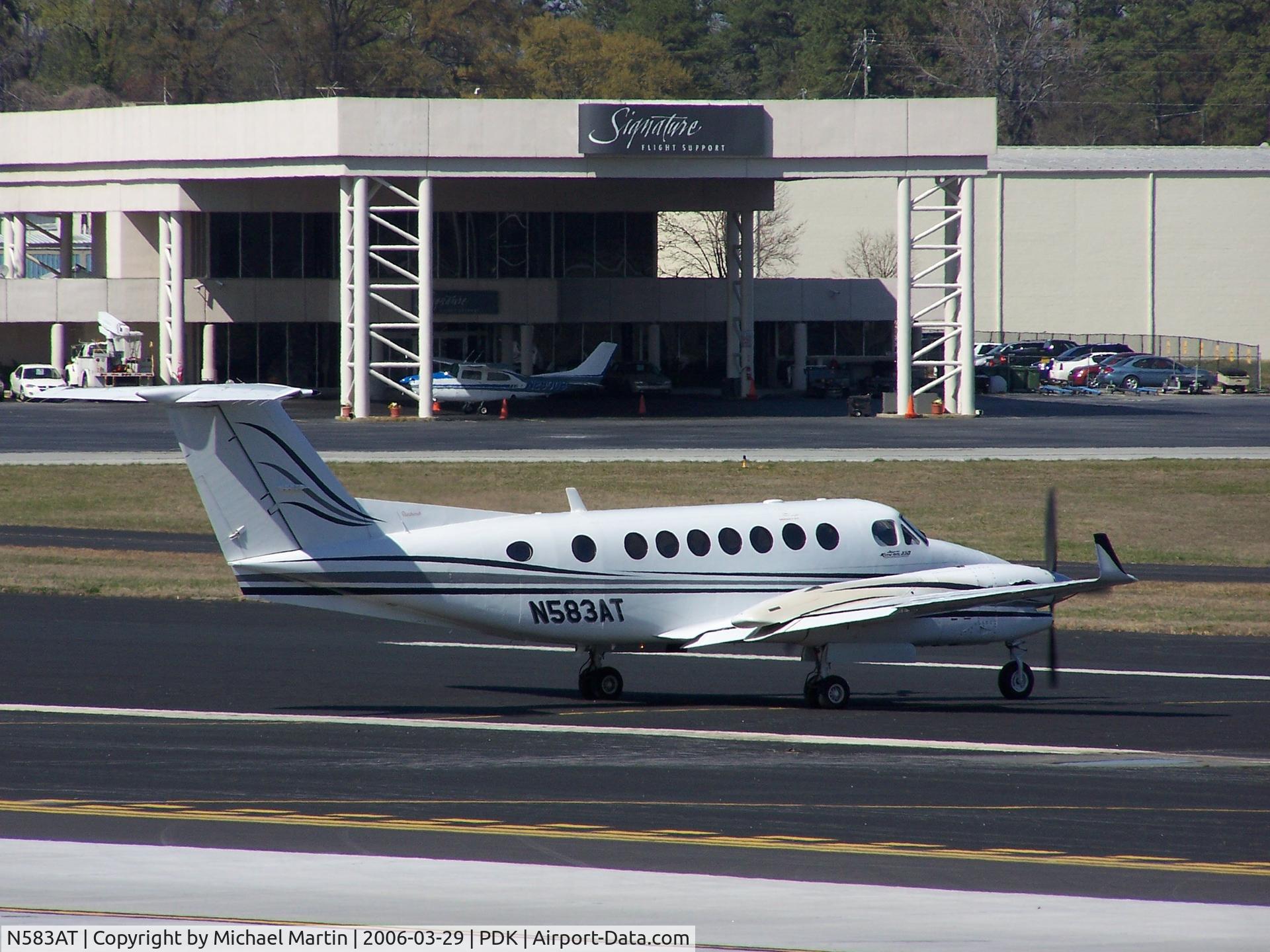 N583AT, Raytheon Aircraft Company B300 C/N FL-258, Taxing to Runway 20L