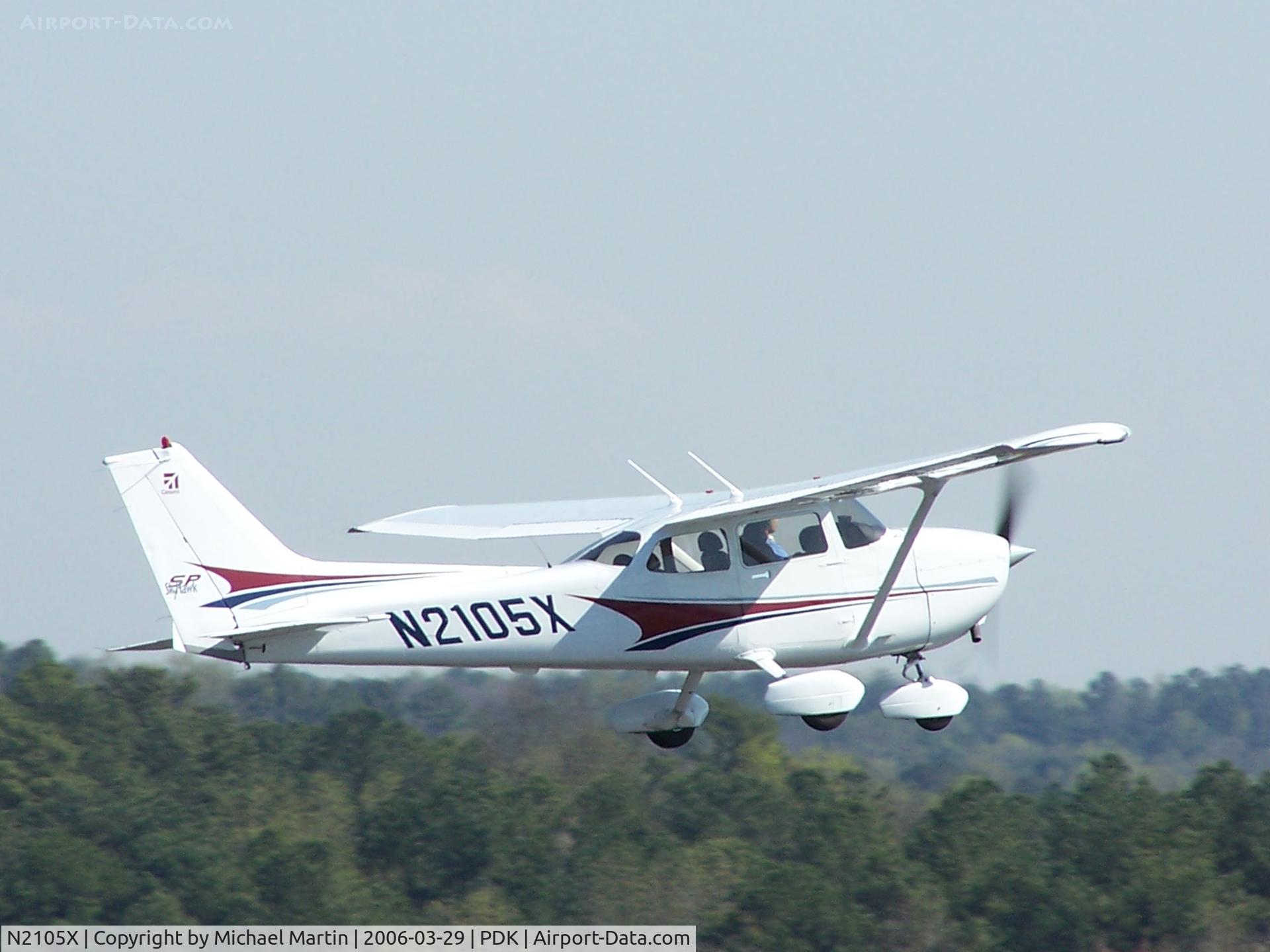 N2105X, 2004 Cessna 172S C/N 172S9601, Departing PDK