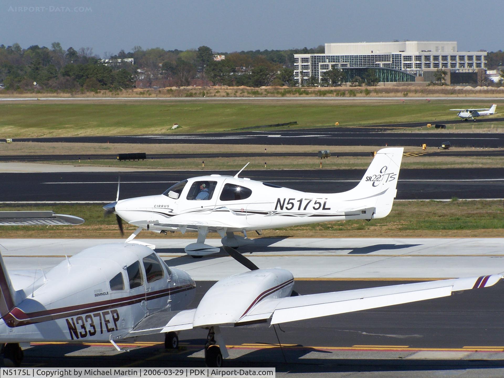 N5175L, 2005 Cirrus SR22 C/N 1542, Taxing back from flight
