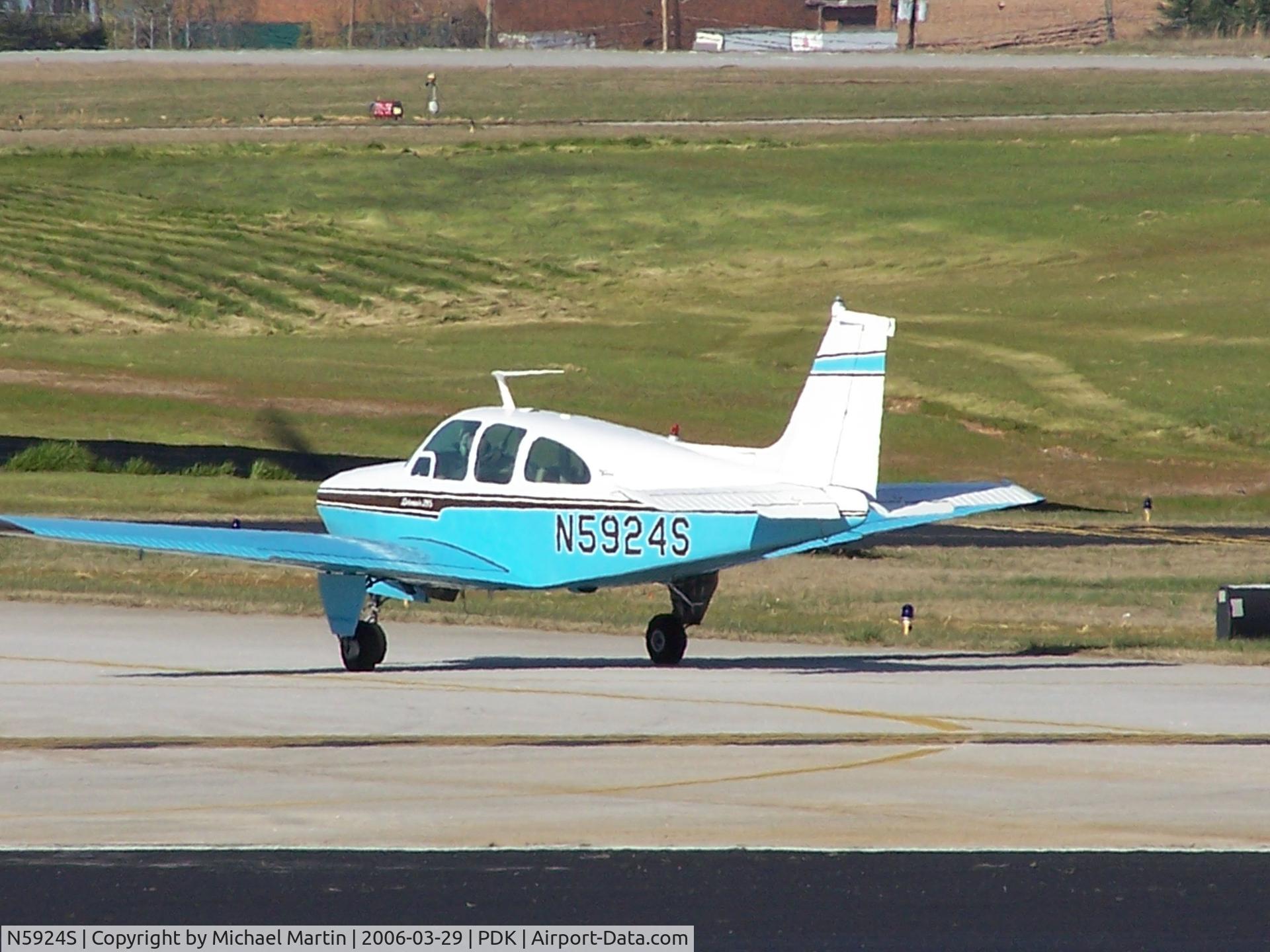 N5924S, 1966 Beech 35-C33A Debonair C/N CE-42, Taxing to runup area
