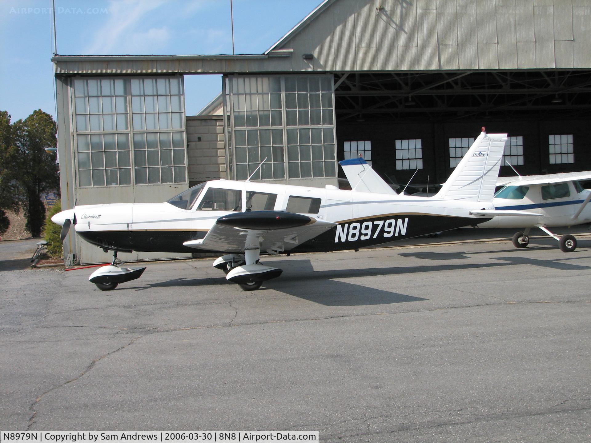 N8979N, 1969 Piper PA-32-300 Cherokee Six Cherokee Six C/N 32-40862, Better view of a Really pretty Cherokee 6 parked at 8N8