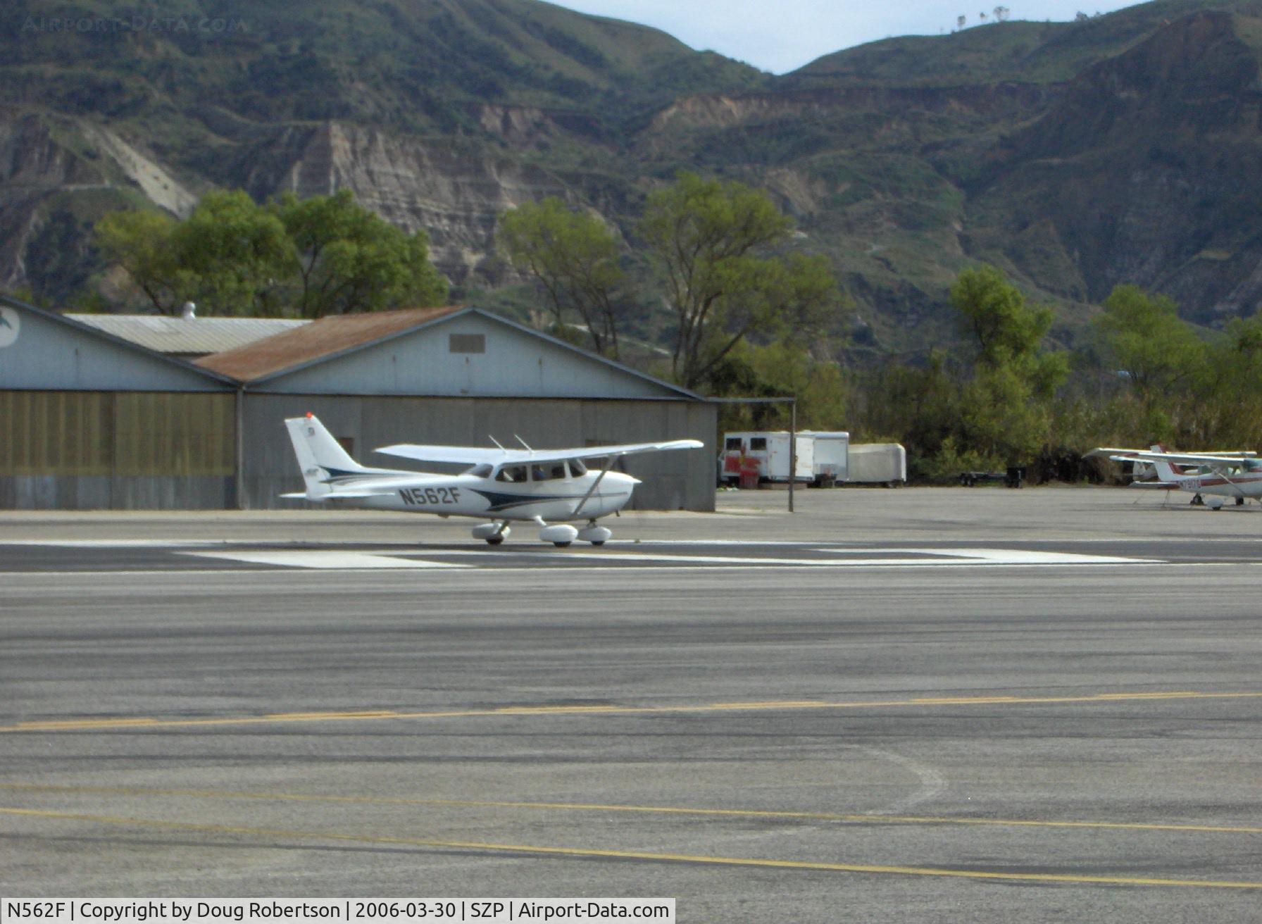 N562F, 2004 Cessna 172S C/N 172S9664, 2004 Cessna 172S SKYHAWK SP, Lycoming IO-360-L2A, takeoff roll Runway 22