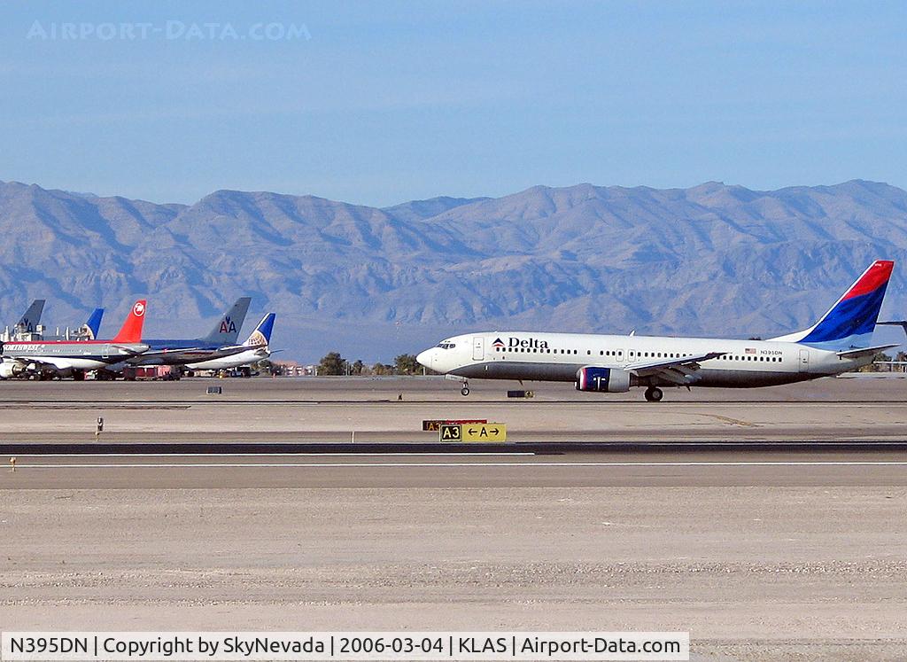 N395DN, 2000 Boeing 737-832 C/N 30773, Delta Airlines / Looks like N395QN but I can't be certain / Approaching the gathering