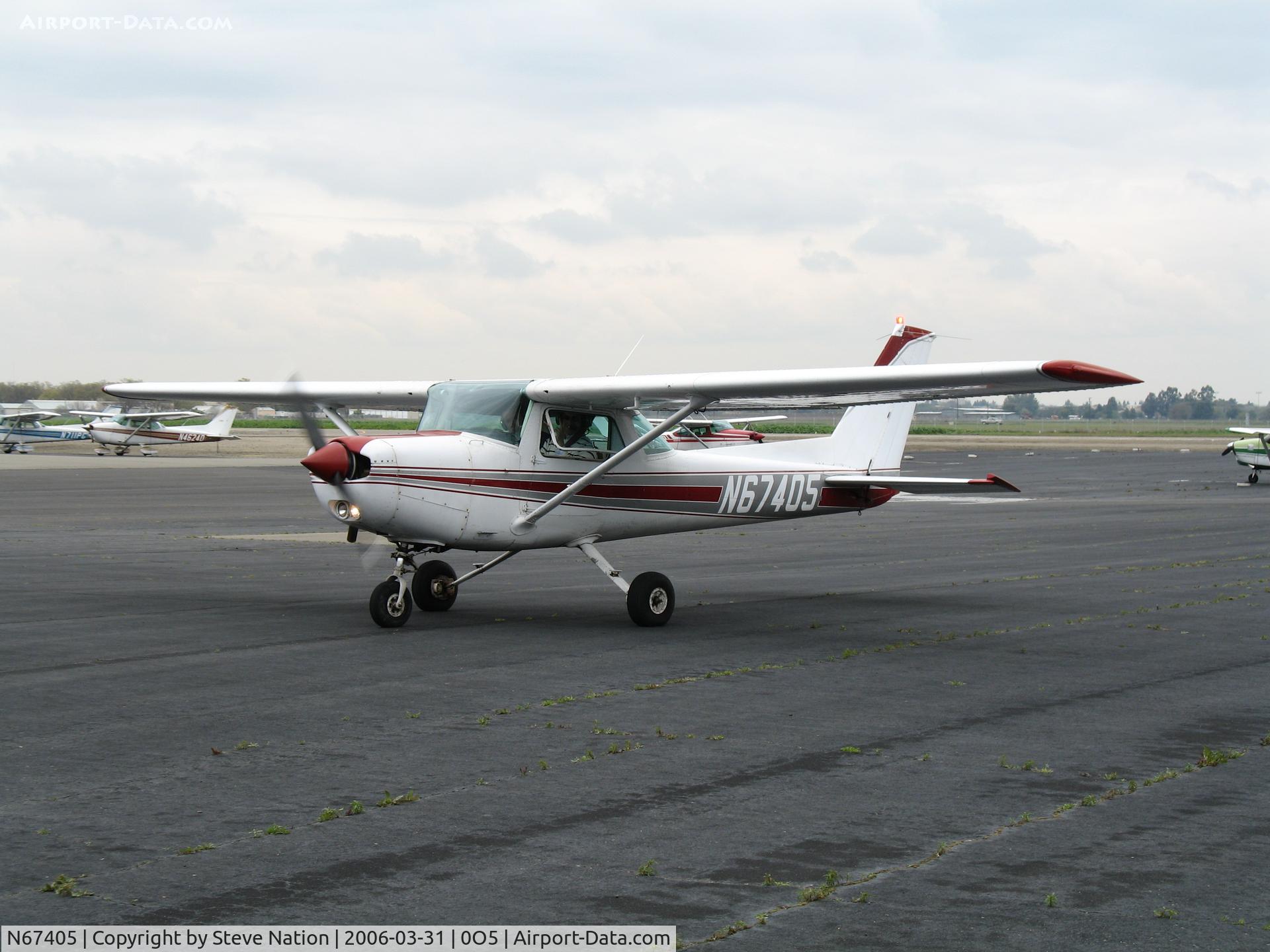 N67405, 1978 Cessna 152 C/N 15281819, Cal Aggie Flying Farmers Cessna 152 taxying in @ University Airport, Davis, CA