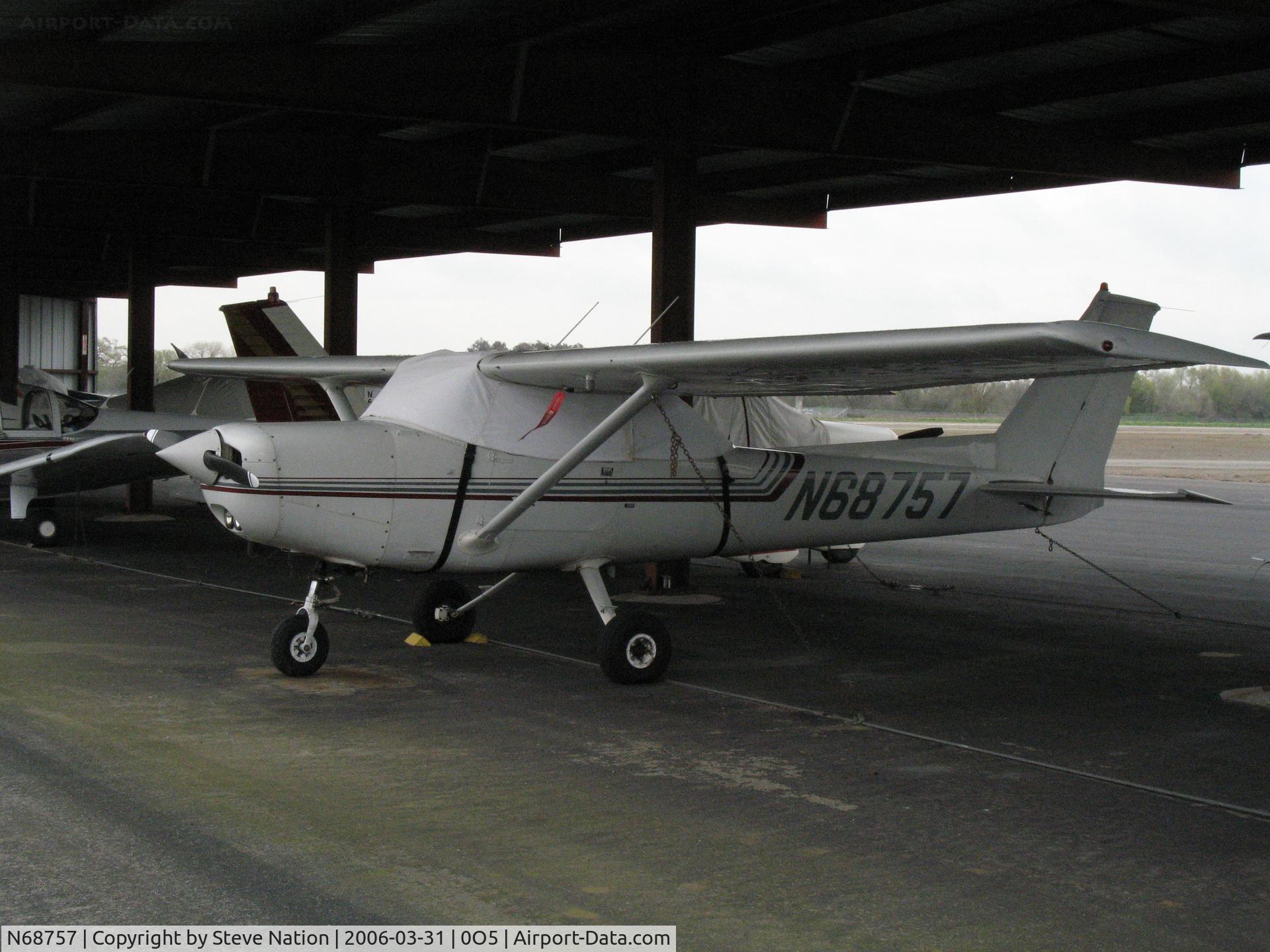 N68757, 1978 Cessna 152 C/N 15282360, Under shelter @ University Airport, Davis, CA