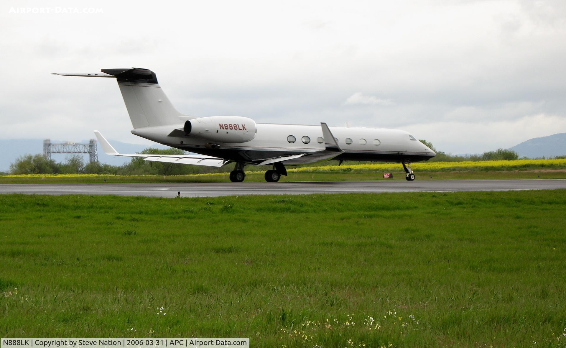 N888LK, 2003 Gulfstream Aerospace GV-SP (G550) C/N 5012, Leaving Napa County Airport, CA