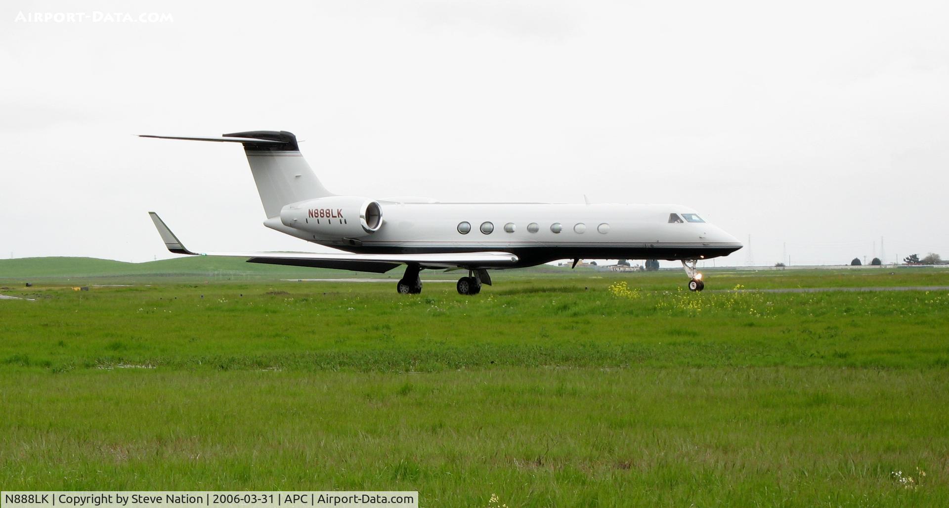 N888LK, 2003 Gulfstream Aerospace GV-SP (G550) C/N 5012, Taxying for take-off @ Napa County Airport, CA (25 days of rain in March!)