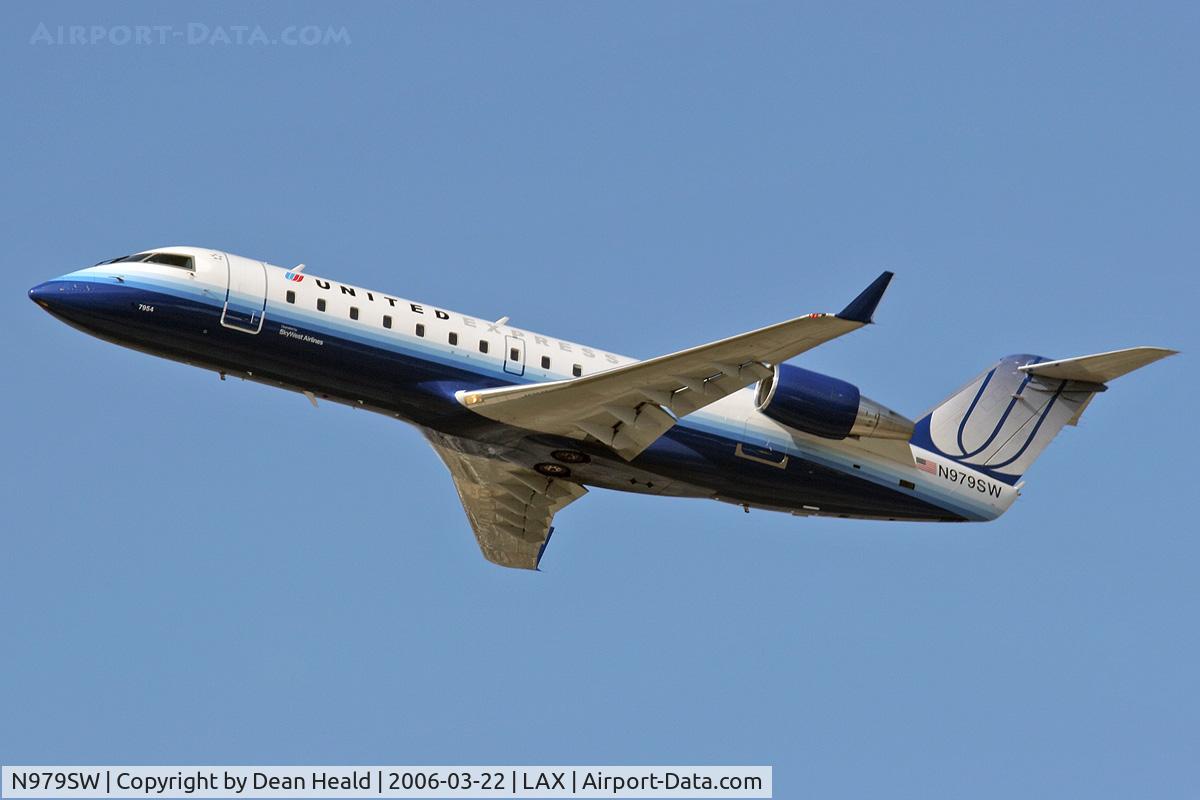 N979SW, 2004 Bombardier CRJ-200ER (CL-600-2B19) C/N 7954, United Express FLT SKW6522 departing LAX RWY 25R enroute to Phoenix Sky Harbor International Airport (KPHX).