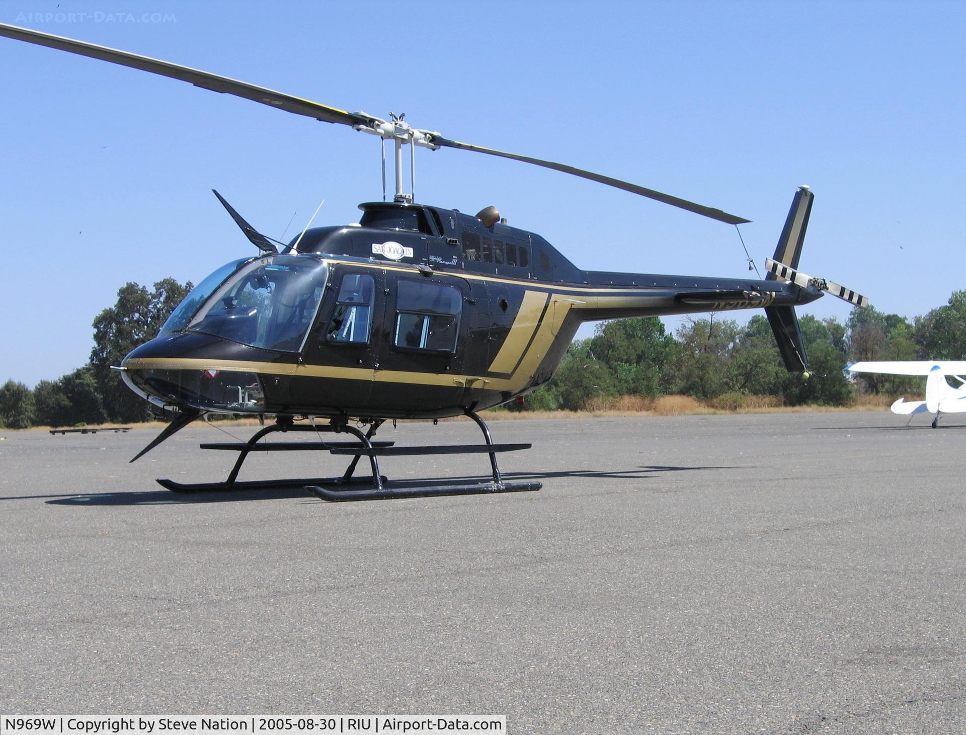 N969W, Bell 206B JetRanger C/N 2320, San Joaquin Helicopters 1978 Bell 206B between lifting firefighters to mountain blaze @ Rancho Murieta Airport, CA