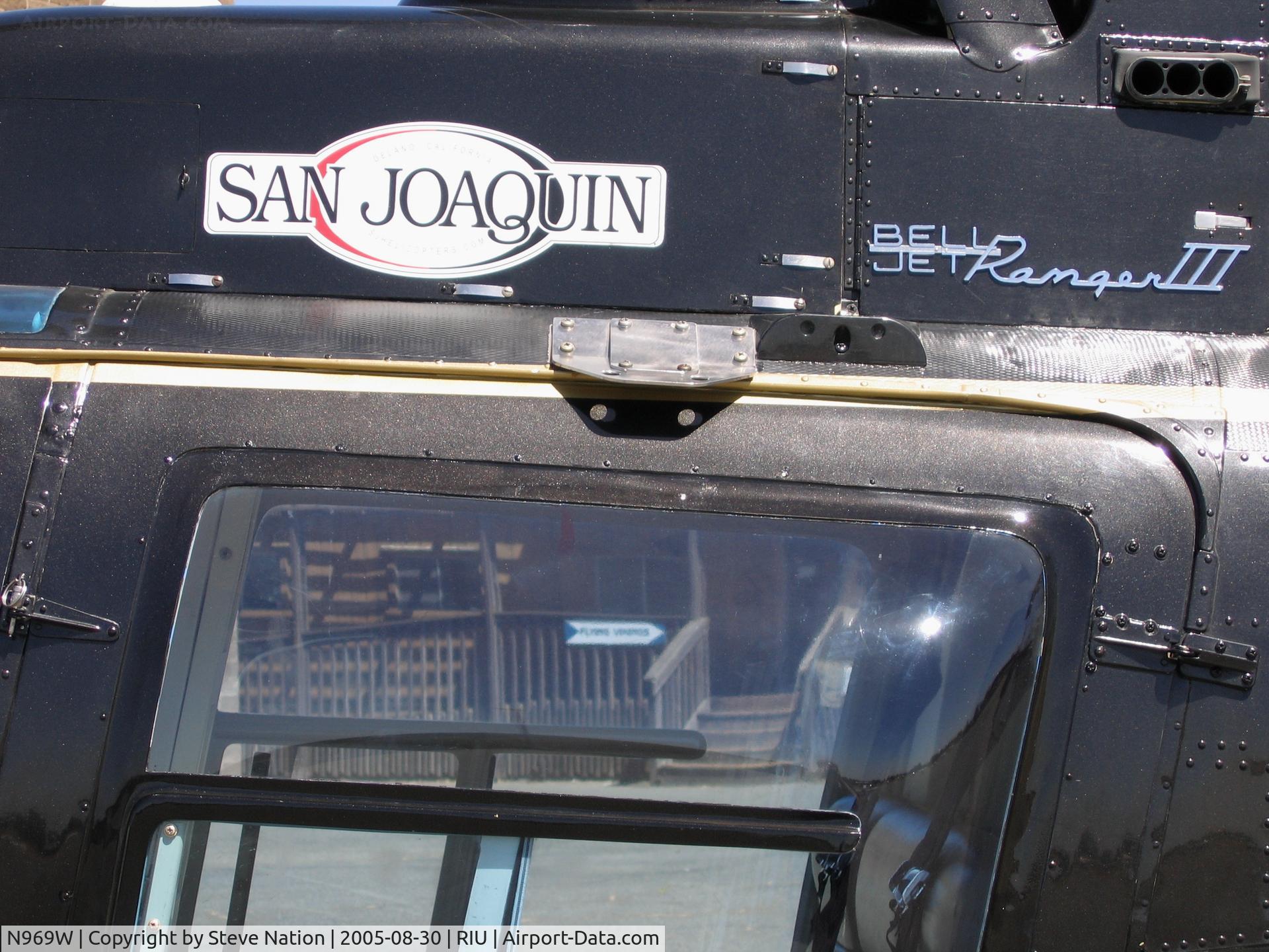 N969W, Bell 206B JetRanger C/N 2320, close-up of San Joaquin Helicopters titles on 1978 Bell 206B between lifting firefighters to mountain blaze @ Rancho Murieta Airport, CA