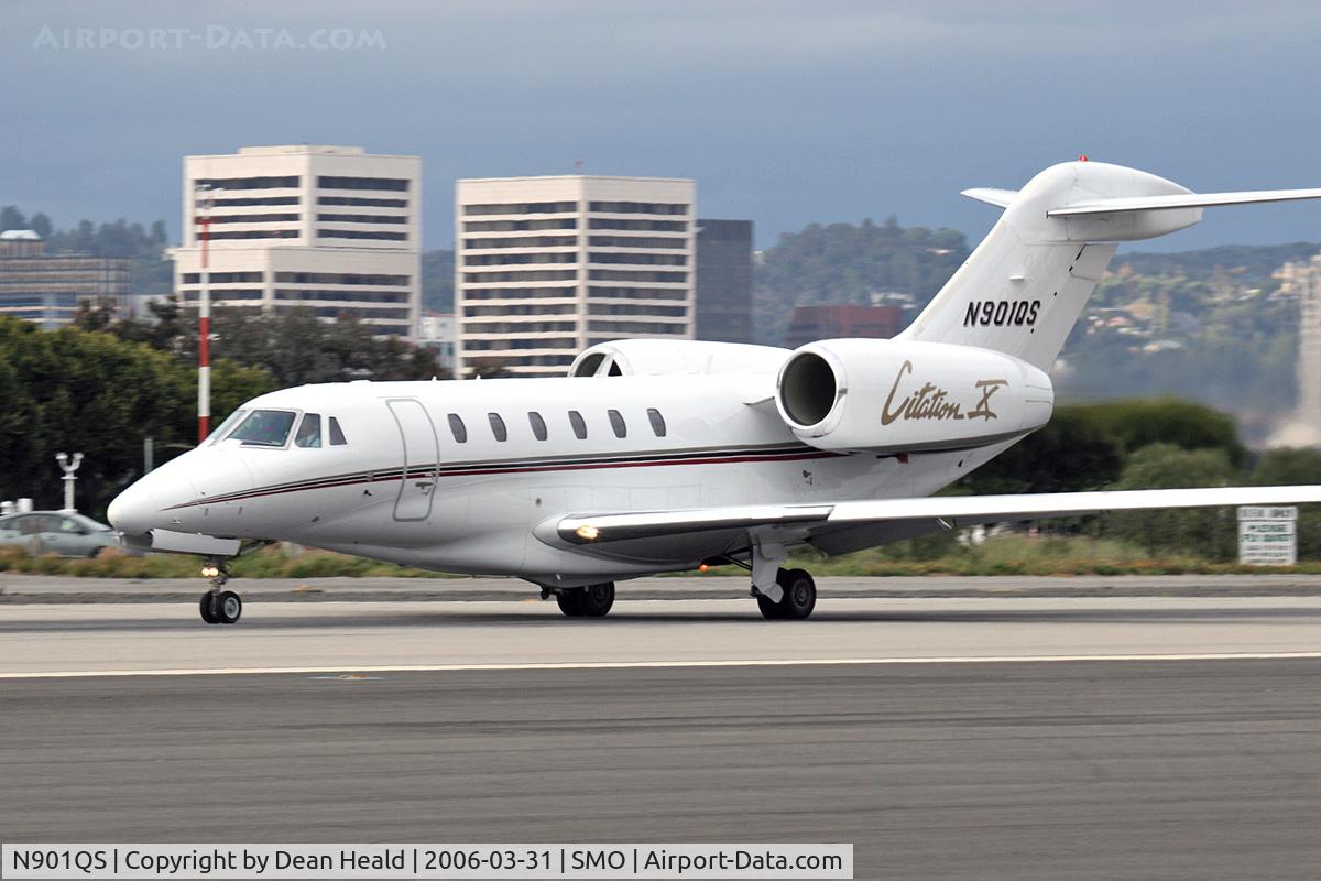 N901QS, 1999 Cessna 750 Citation X C/N 750-0102, NetJets N901QS starting her takeoff roll on SMO RWY 21 enroute to a short hop to LAX.