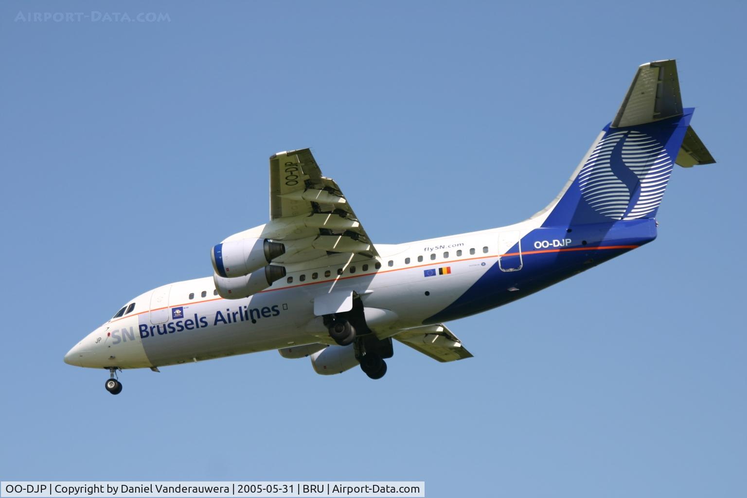 OO-DJP, 1996 British Aerospace Avro 146-RJ85 C/N E.2287, descending to rnw 25L