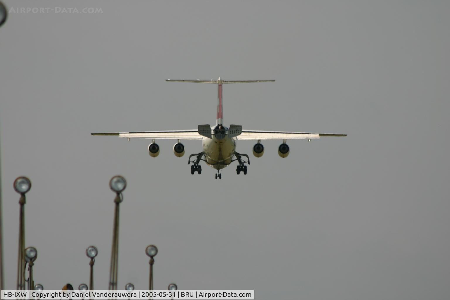 HB-IXW, 1995 British Aerospace Avro 146-RJ100 C/N E3272, short to land on rnw 25L
