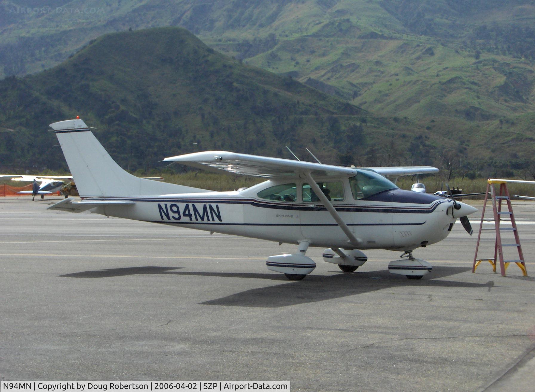 N94MN, 1985 Cessna 182R Skylane C/N 18268481, 1985 Cessna 182R SKYLANE, Continental O-470-U 230 Hp, refueling