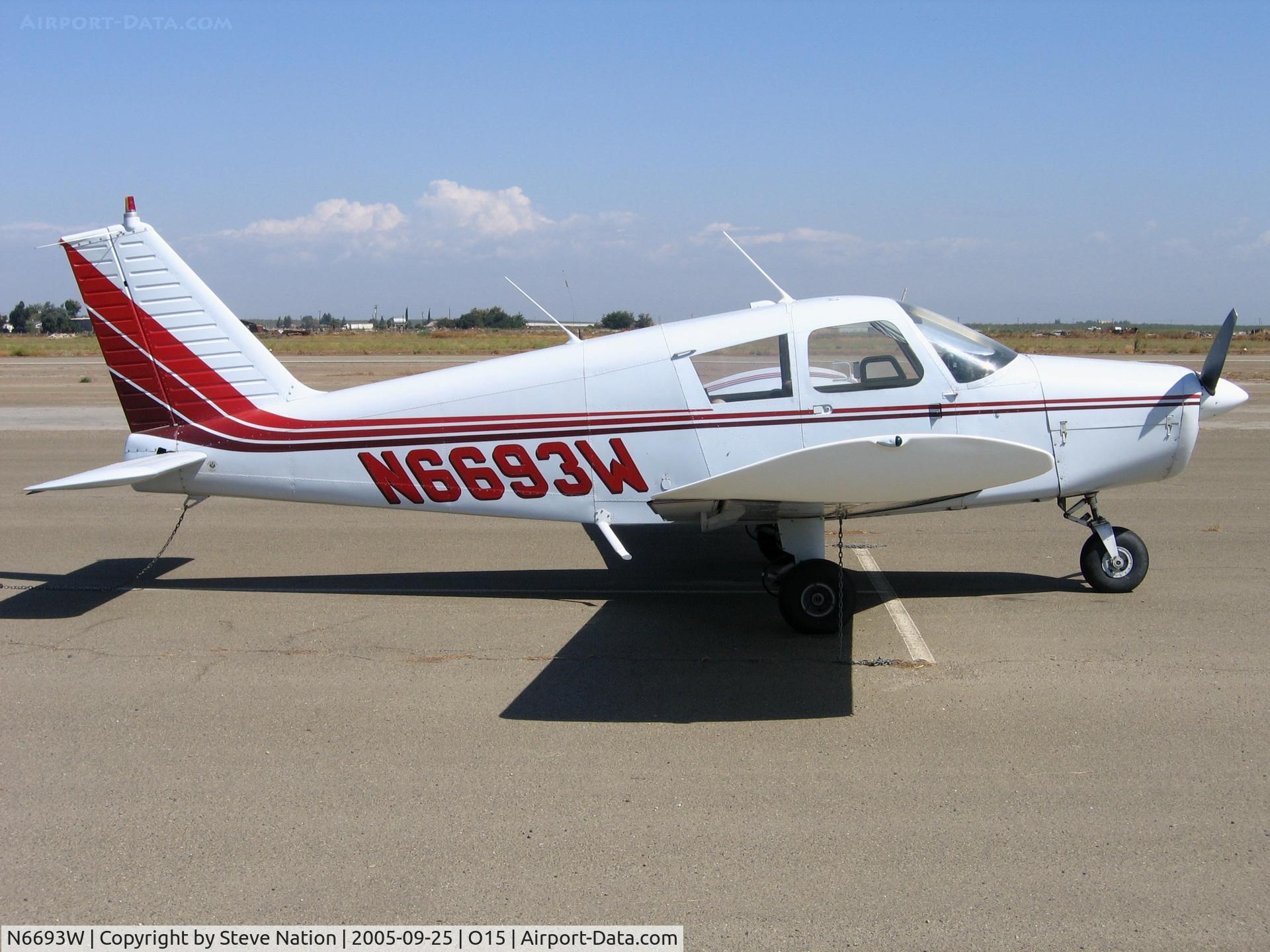 N6693W, 1965 Piper PA-28-140 Cherokee C/N 28-21284, 1965 Piper PA-28-140 @ Turlock Municipal Airport, CA