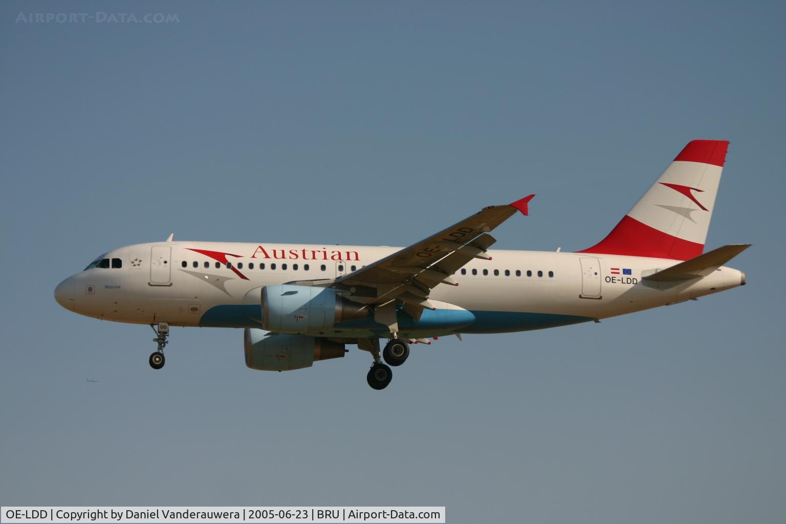 OE-LDD, 2005 Airbus A319-112 C/N 2416, landing on rnw 25L