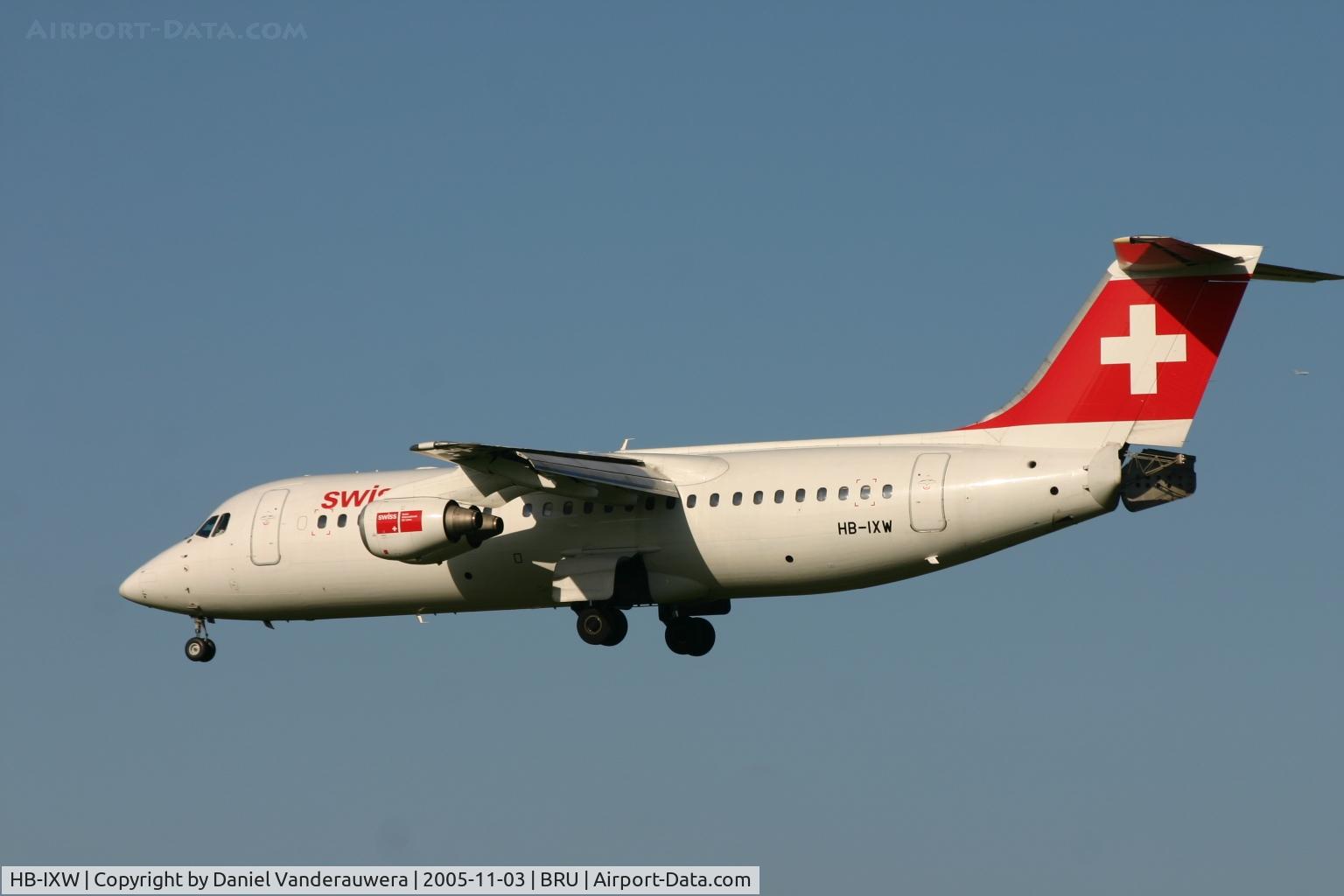 HB-IXW, 1995 British Aerospace Avro 146-RJ100 C/N E3272, short to land on rnw 25L
