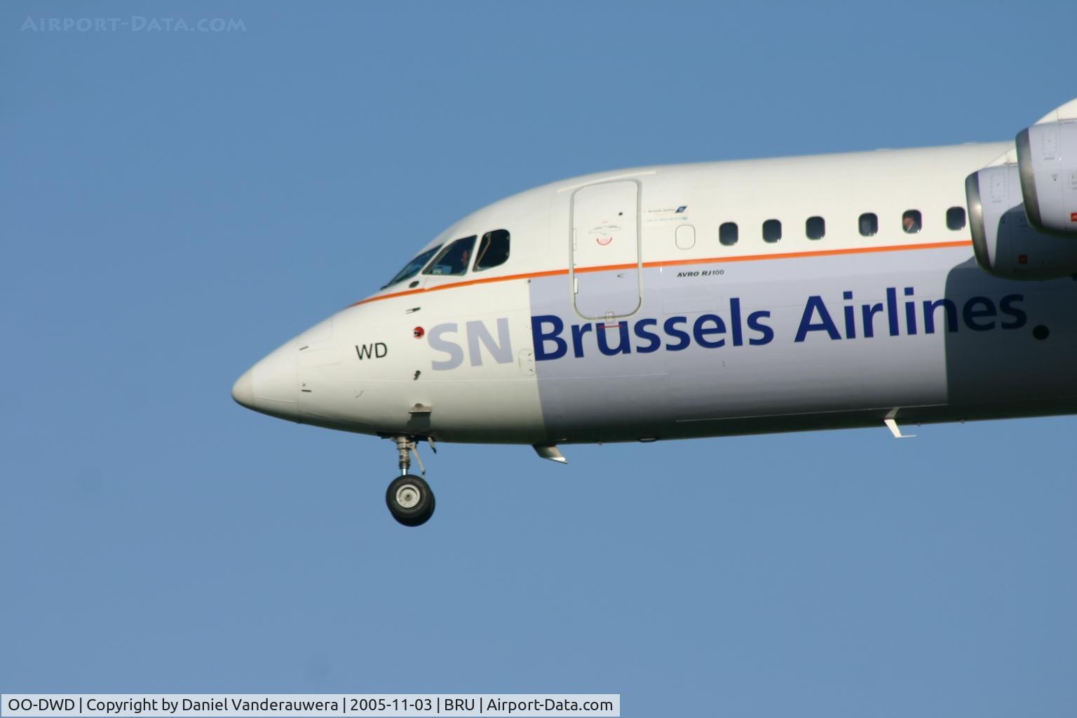 OO-DWD, 1998 British Aerospace Avro 146-RJ100 C/N E3324, short before landing on rnw 25L , no atomium yet