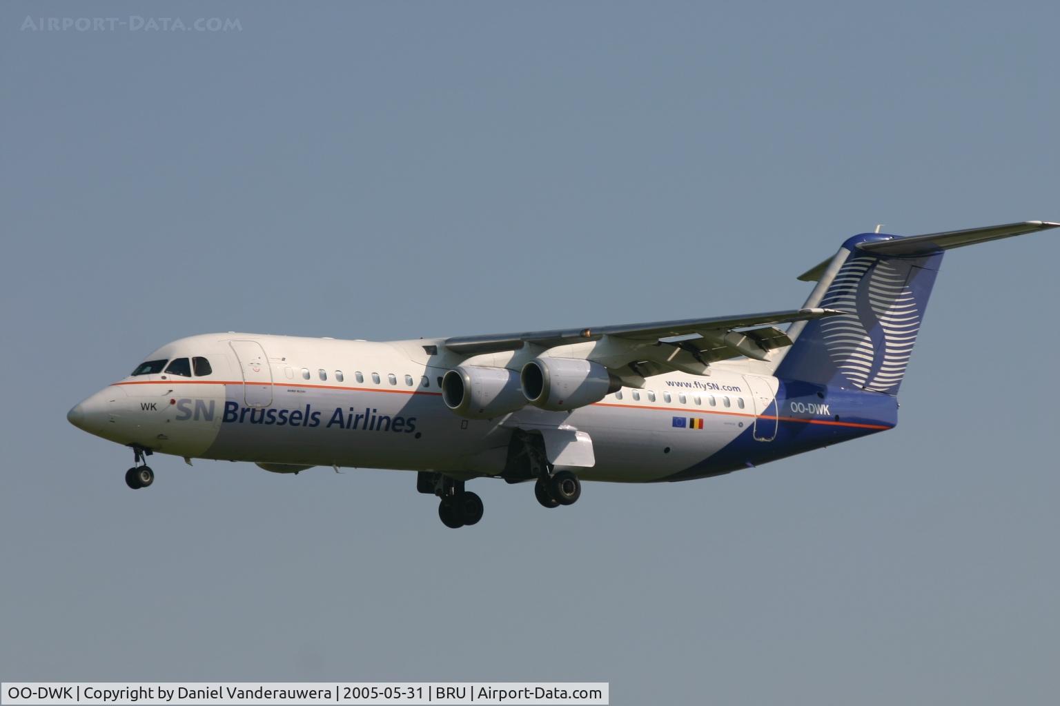 OO-DWK, 1999 British Aerospace Avro 146-RJ100 C/N E3360, short to land on rnw 25L