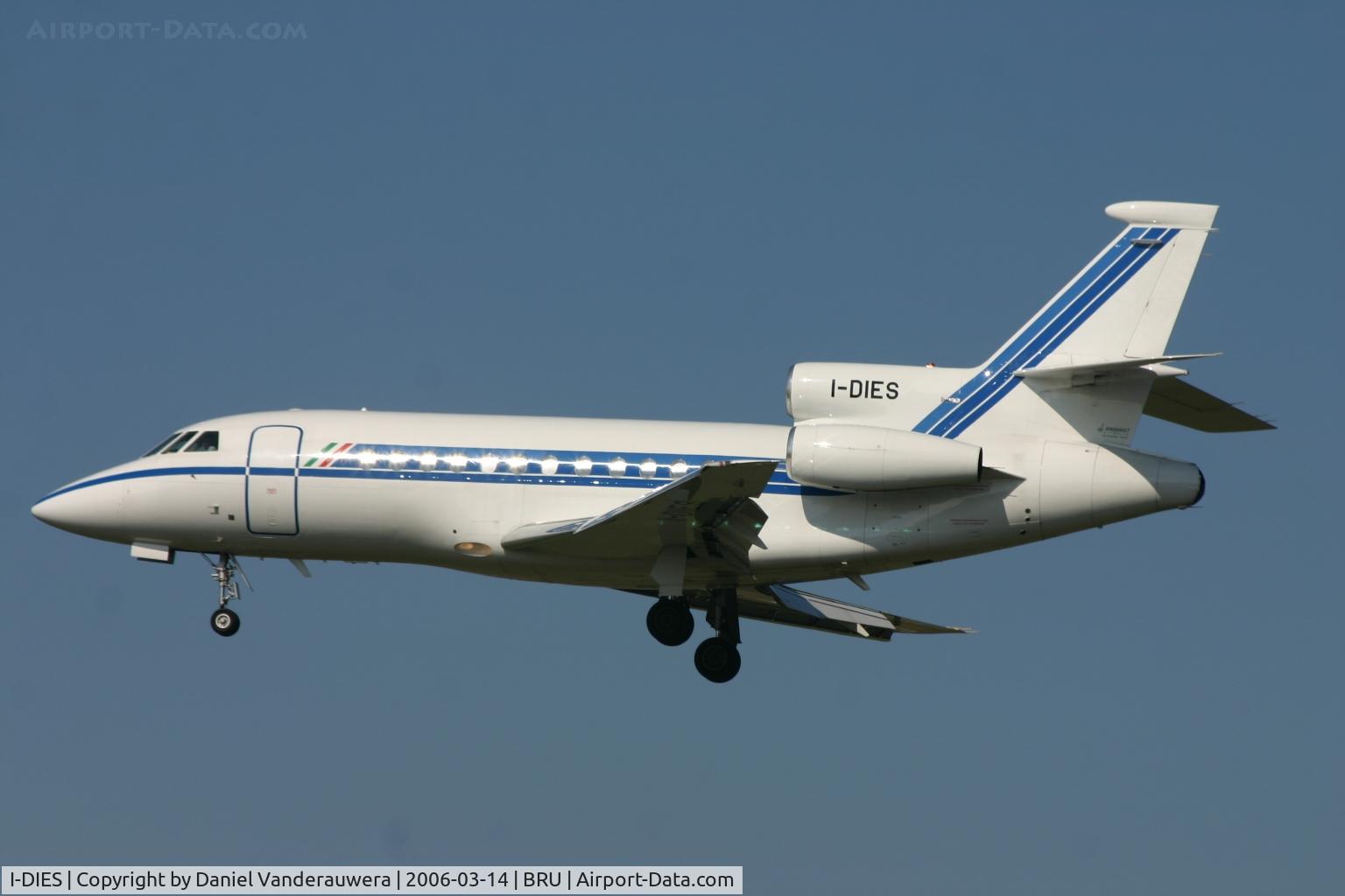 I-DIES, 1987 Dassault Falcon 900 C/N 30, short before landing on rnw 25L