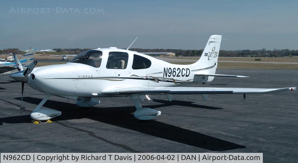 N962CD, 2006 Cirrus SR22 C/N 1849, Cirrus SR22 Fuel stop in Danville Va.