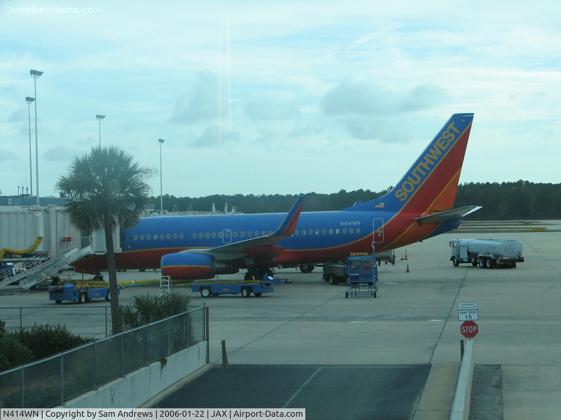 N414WN, 2001 Boeing 737-7H4 C/N 29820, Loading up at JAX