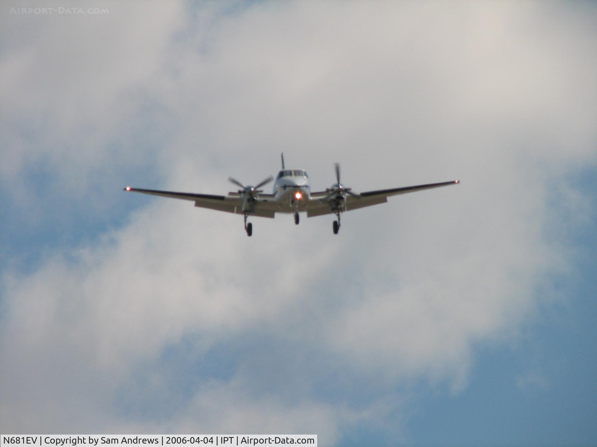 N681EV, 1990 Beech C90A King Air C/N LJ-1228, Final to RWY 27 at IPT