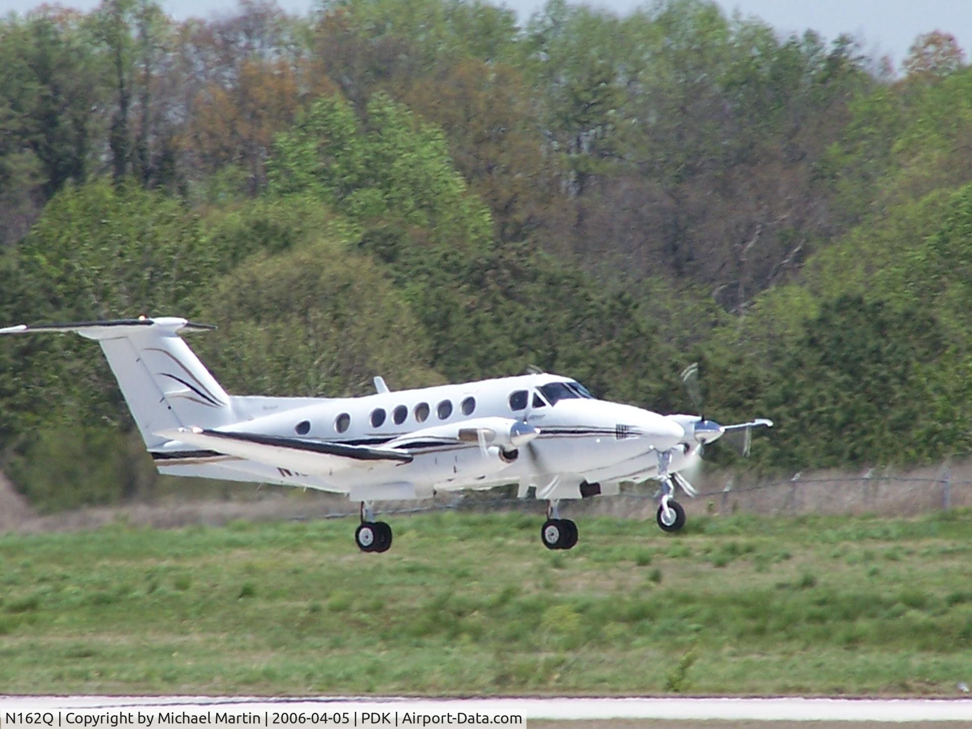 N162Q, 1982 Beech B200 King Air C/N BB-1104, Departing PDK