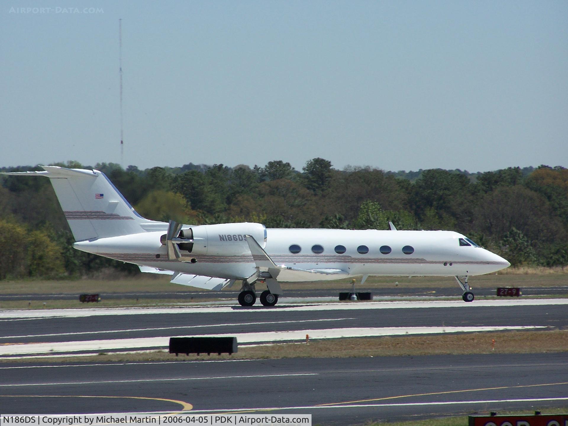 N186DS, 1990 Gulfstream Aerospace G-IV C/N 1154, Landing PDK on 20L with airbrakes extended