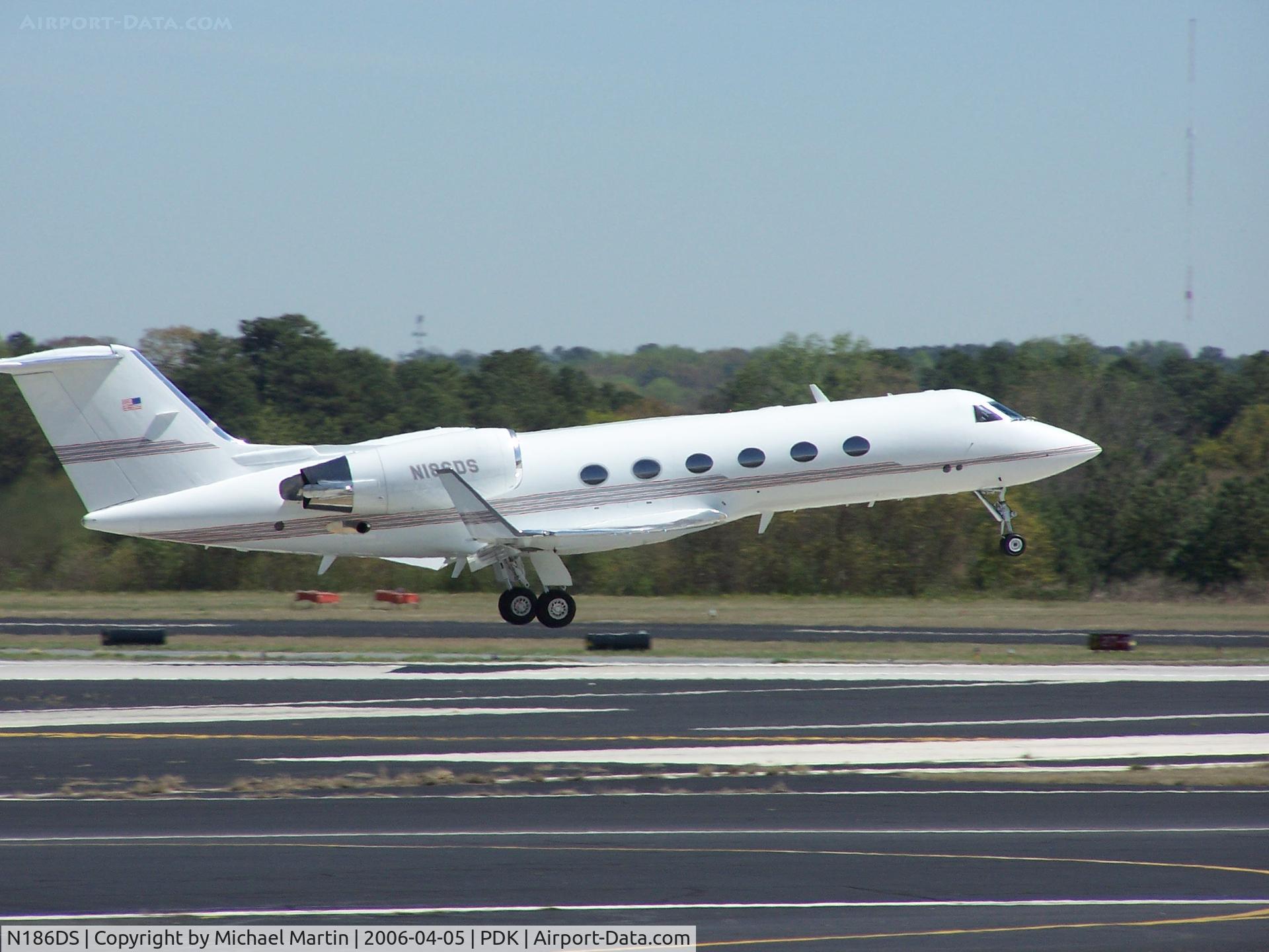 N186DS, 1990 Gulfstream Aerospace G-IV C/N 1154, Departing PDK